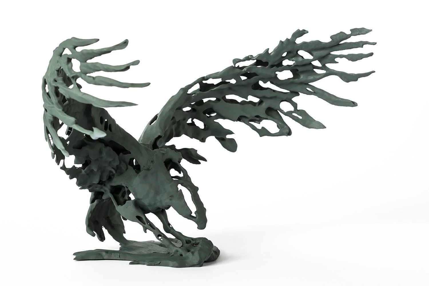 Scultura contemporanea astratta di un rapace con grandi ali aperte, realizzata in resina, su sfondo bianco. L'opera digitale si chiama Falcon e fa parte della collezione SuperPower di Marcello Baldari.