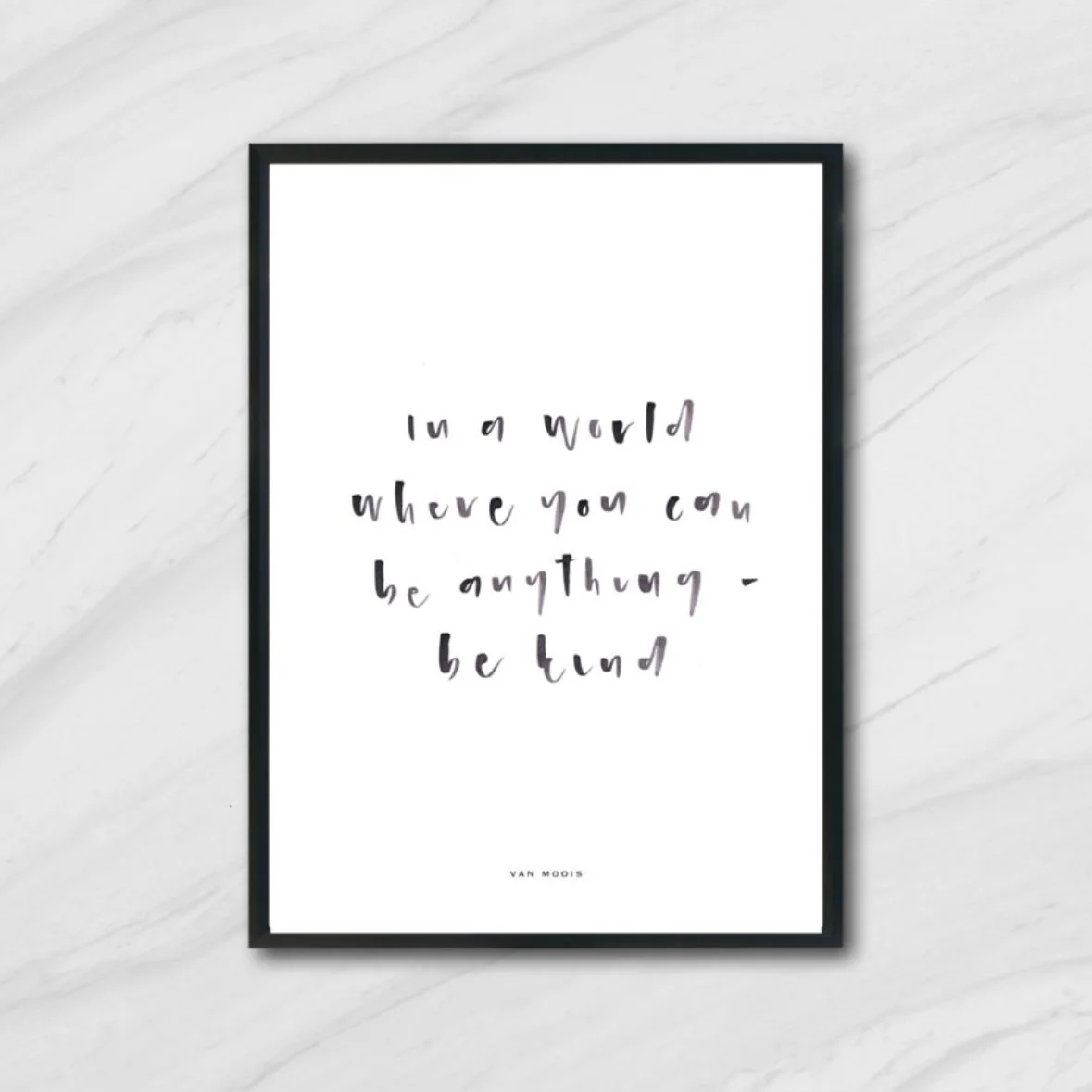 Inspirerende quote in handgeschreven stijl dat zegt: 'in a world where you can be anything - be kind', onderaan ondertiteling met de naam 'Van Moois'.