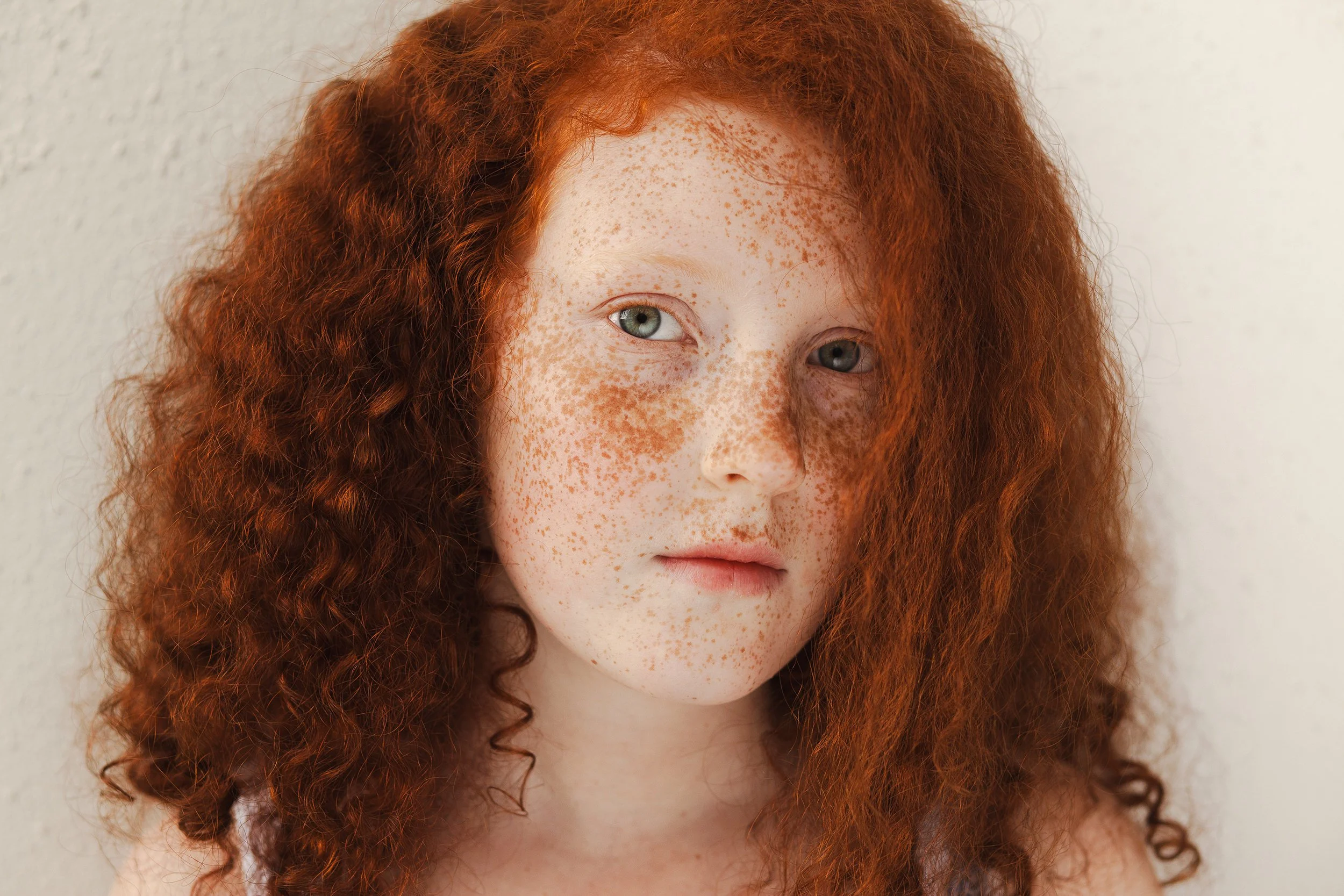 Barnefotografering av jente med fregner.