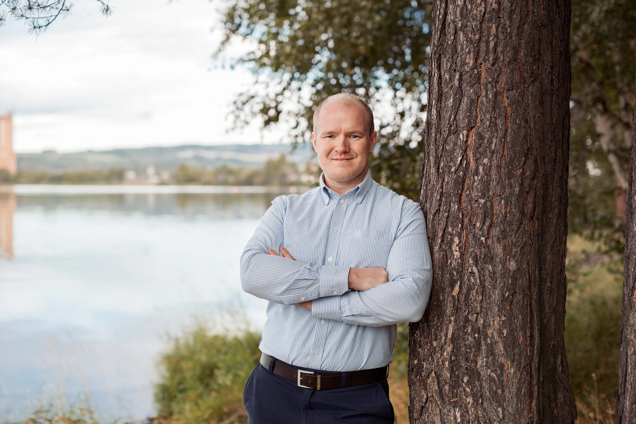 Profesjonelt bedriftsportrett utendørs ved Mjøsa.