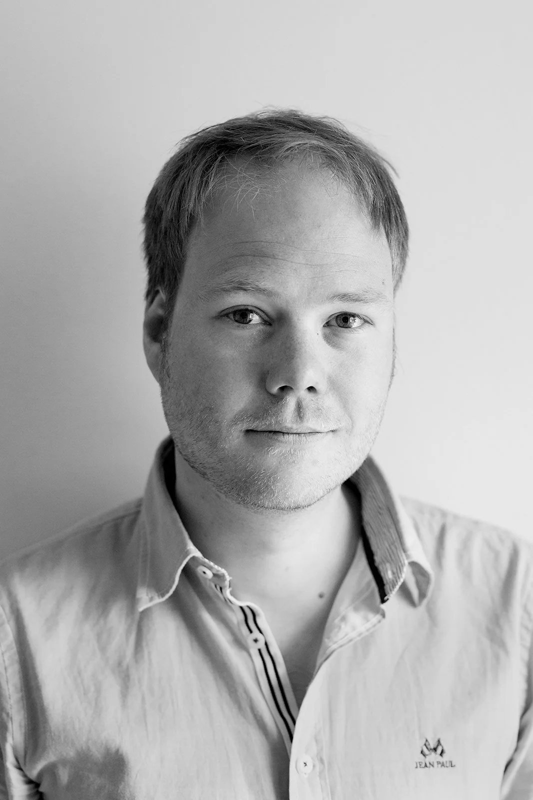 Redaksjonelt portrett av mann i skjorte.