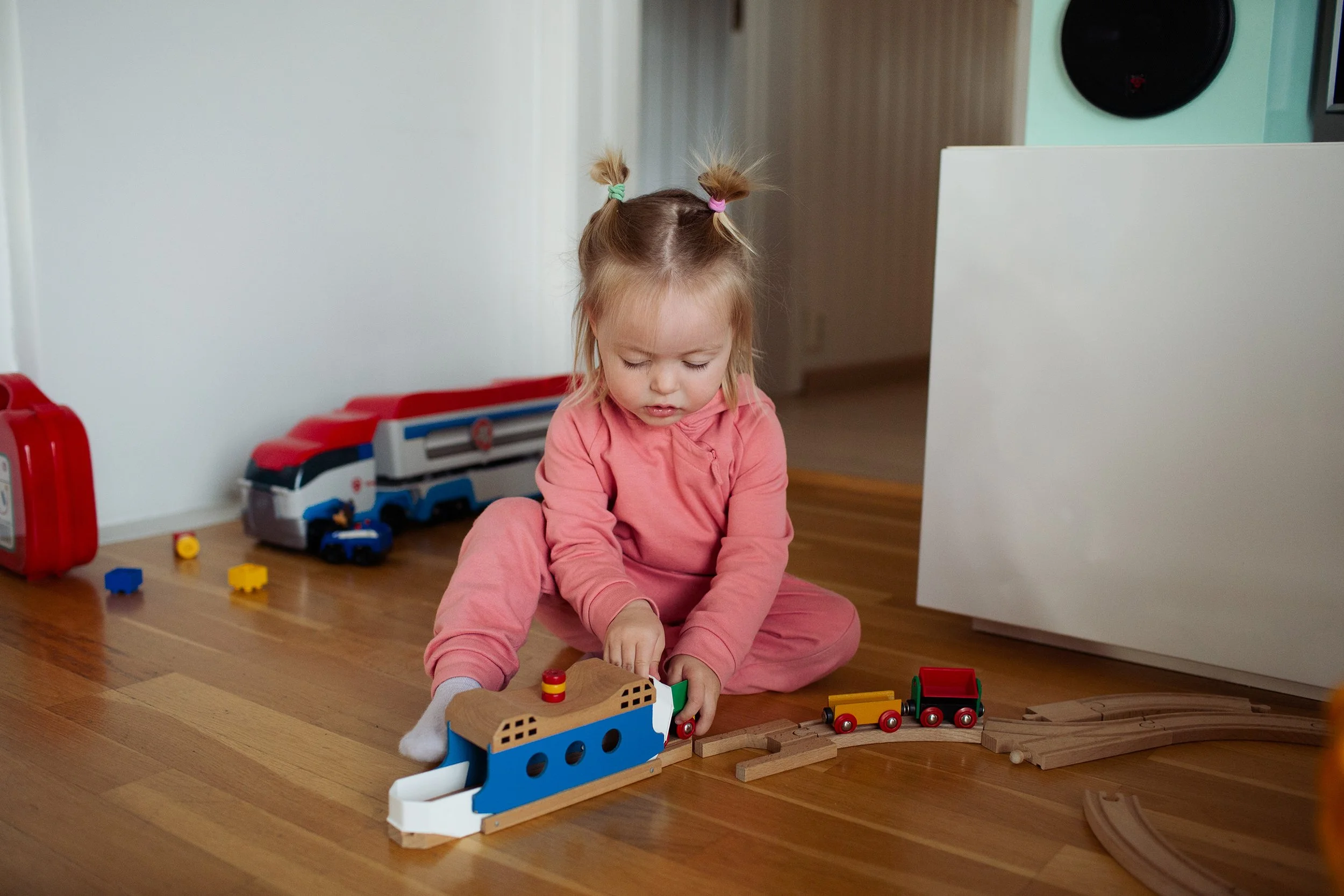 Barn leker med byggesett på gulvet