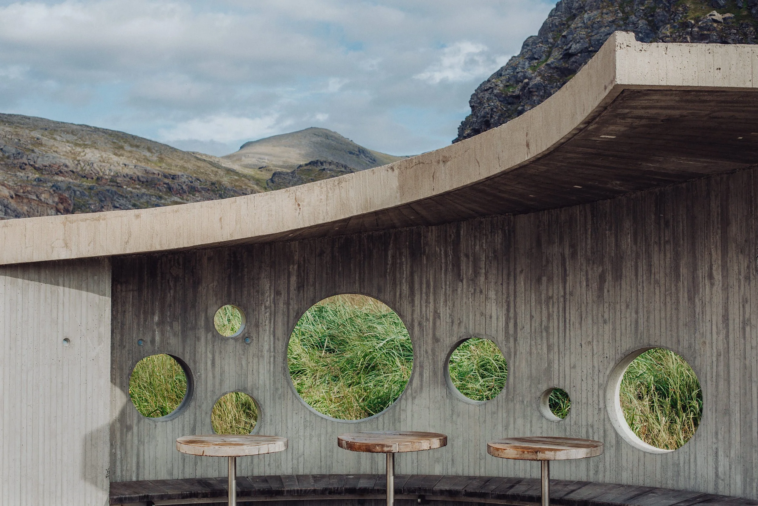 Rasteplass i Selvika langs Havøysund turistveg av Reiulf Ramstad Arkitekter.