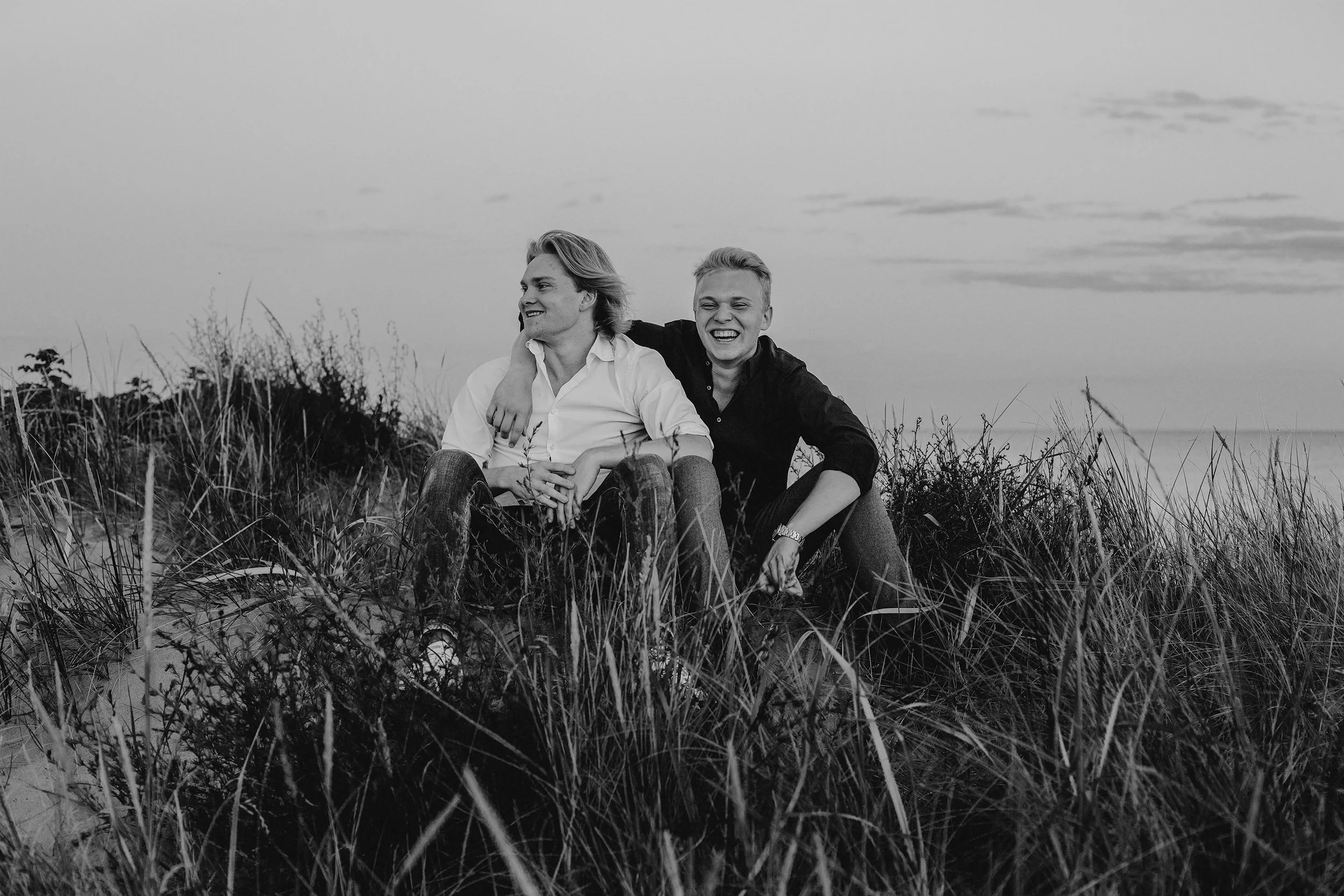 Ungdomsfotografering av to brødre på stranden.