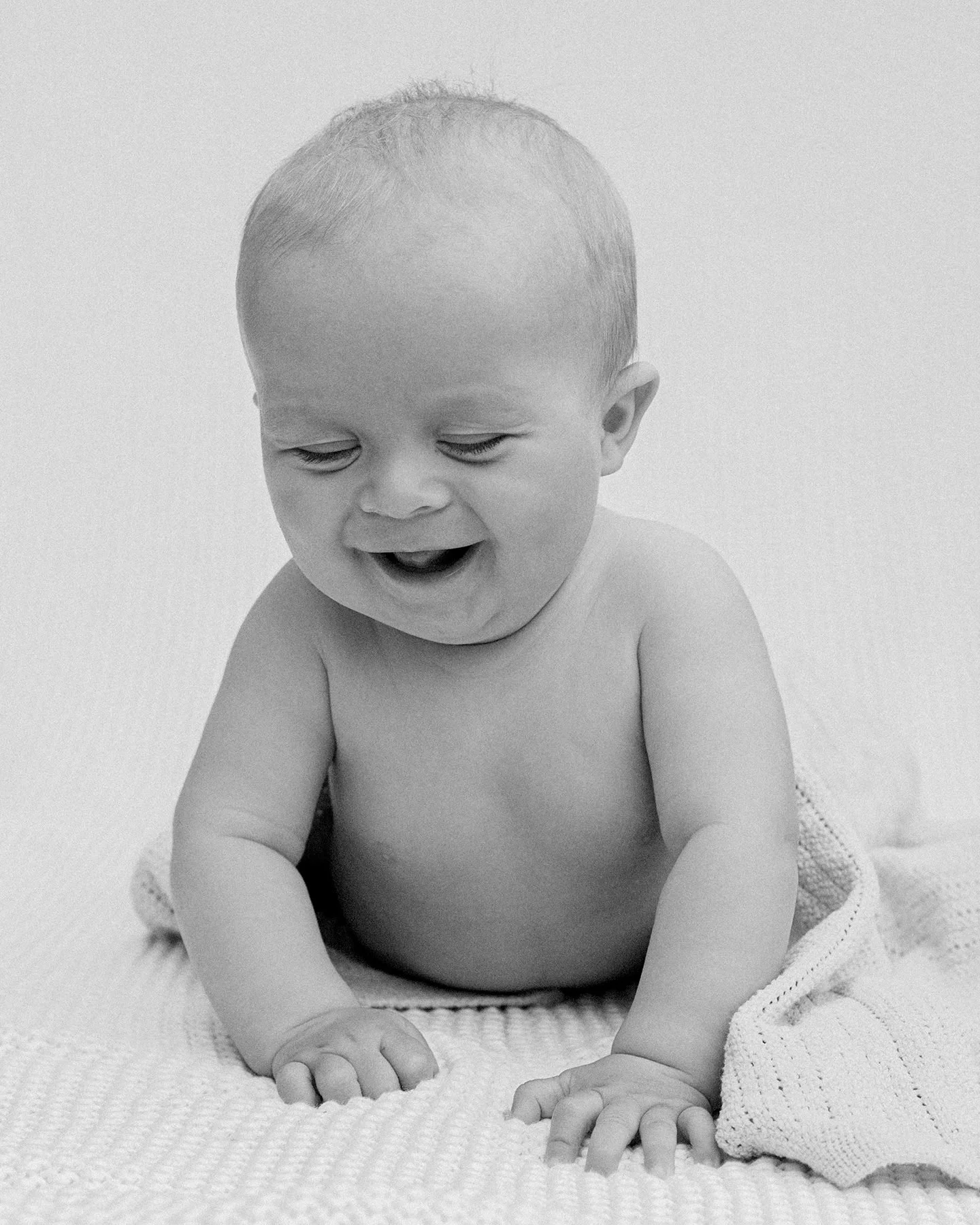 Babyfotografering av 6-måneder gammel baby liggende på magen.