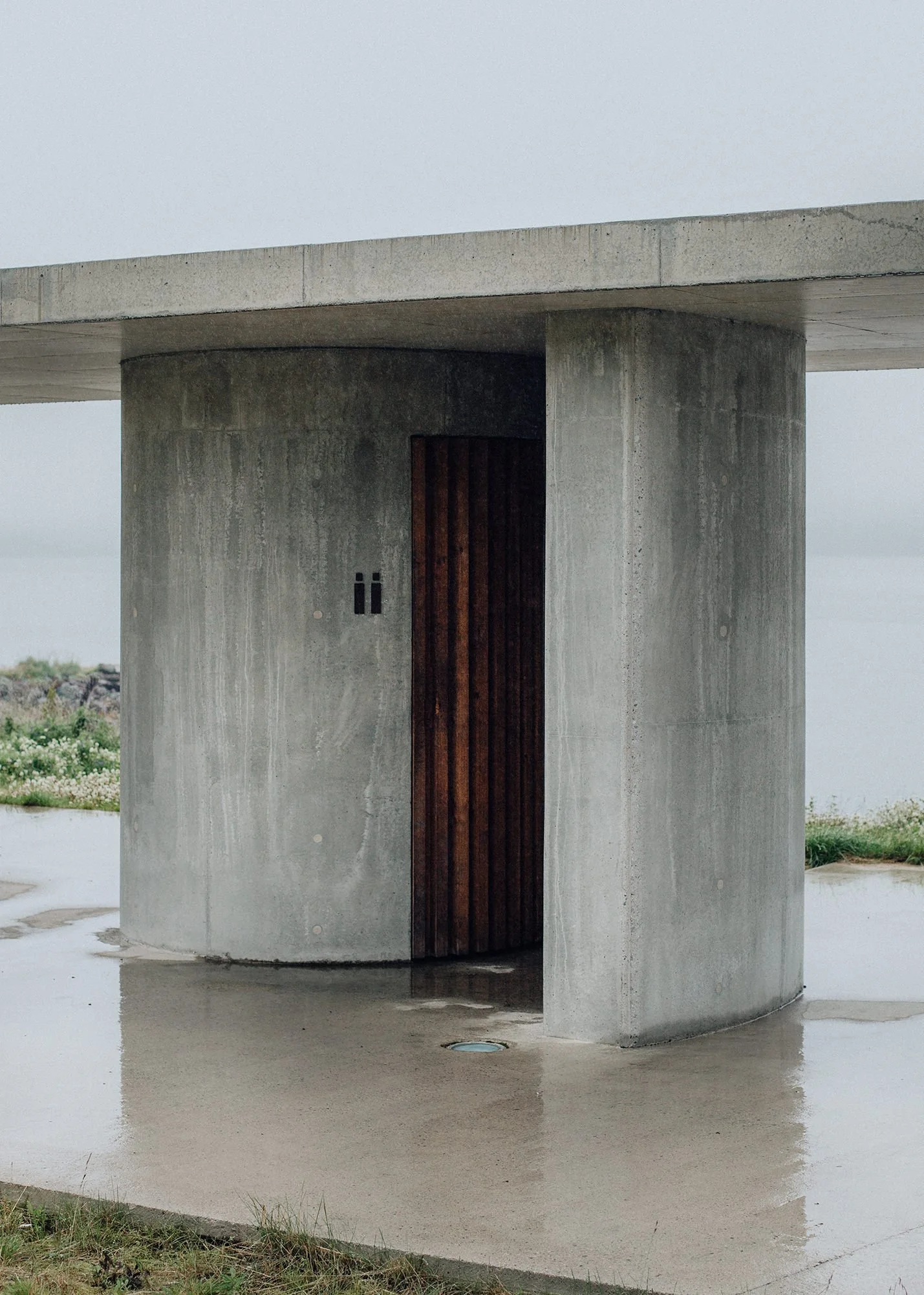 Rasteplassen Gornitak ved Varangerfjorden langs Nasjonal turistveg Varanger, tegnet av  arkitekt Margrete B. Friis.