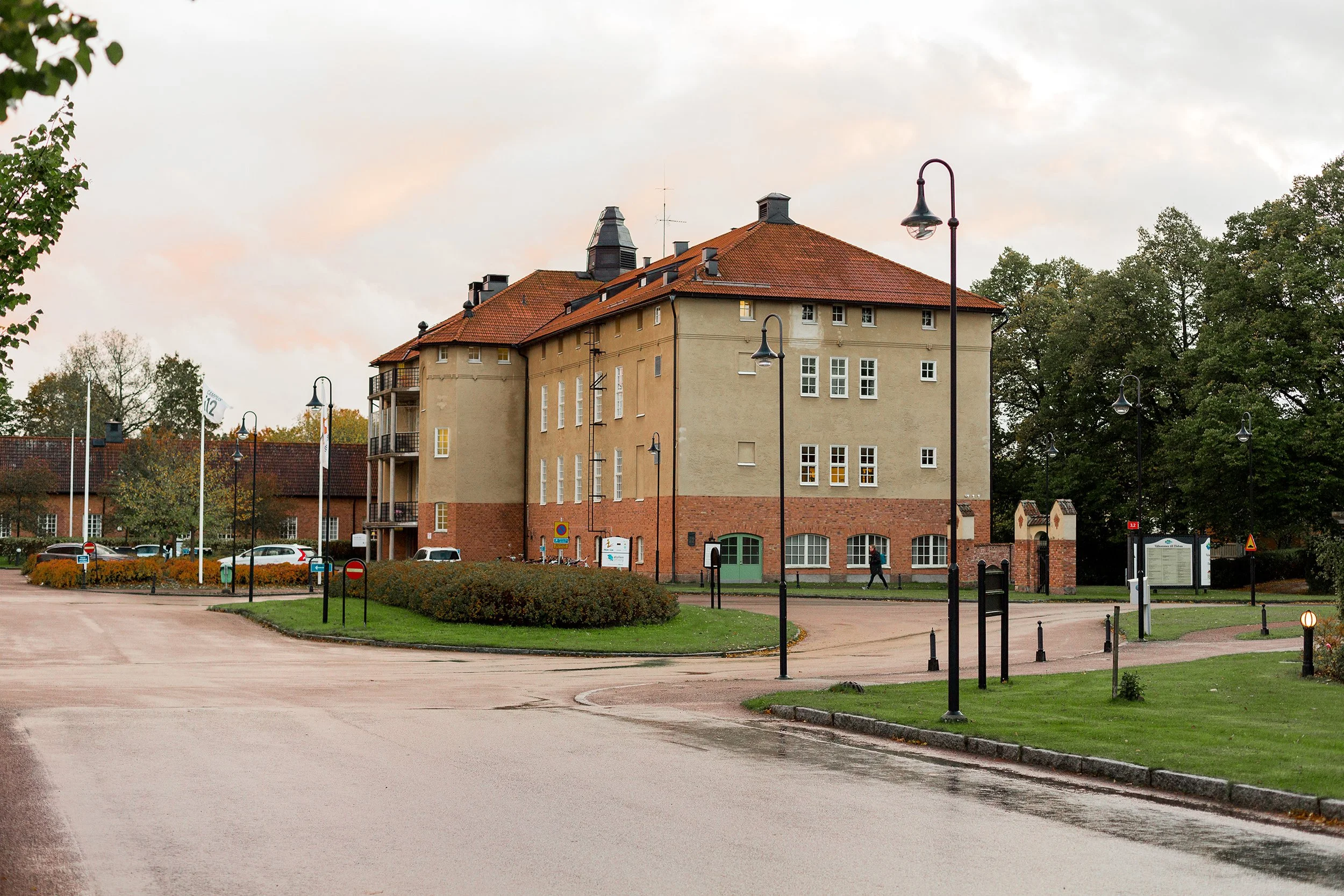 Eksteriørbilde av stor murbygning som huser Campus i12 i Eksjö i Sverige.