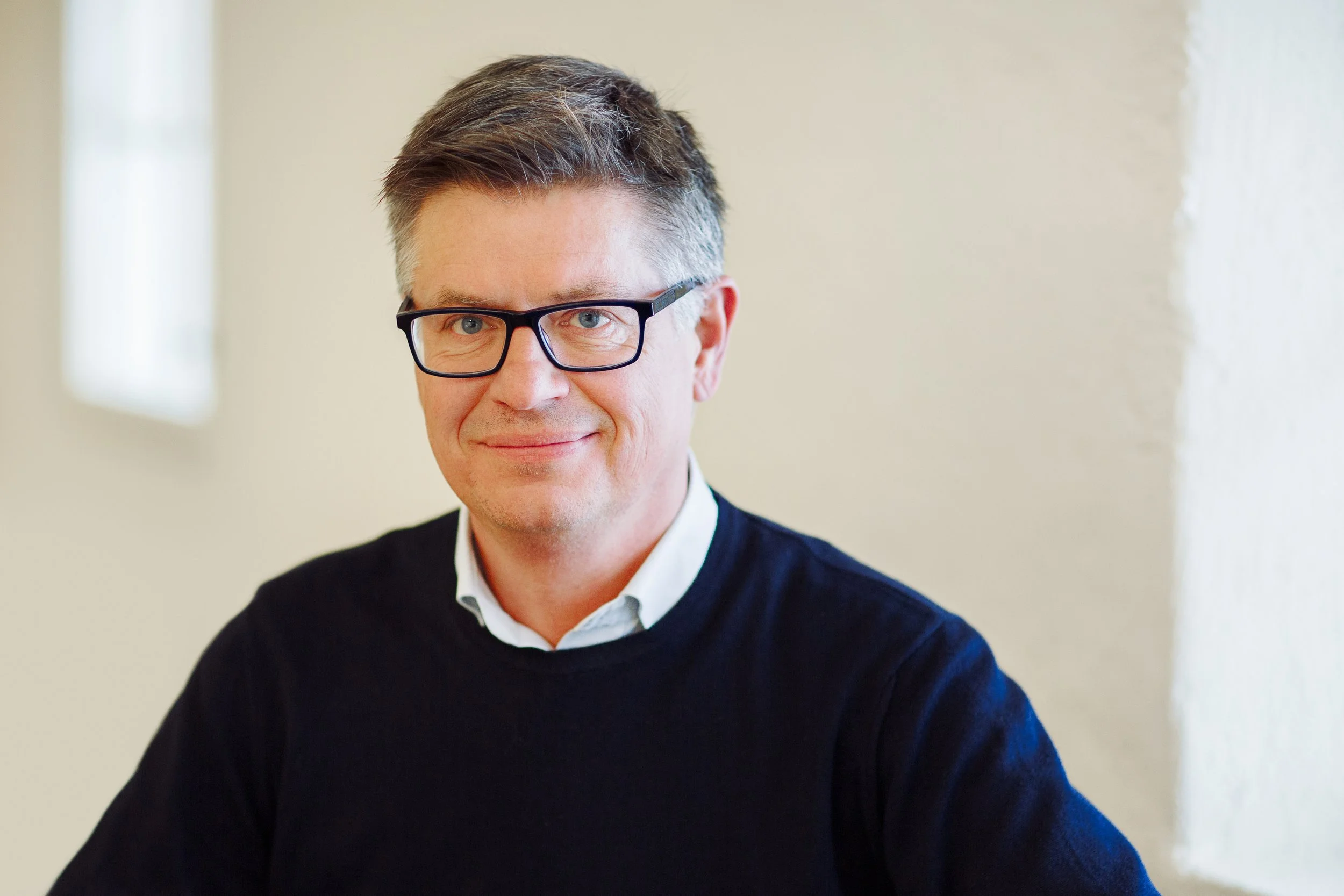 Profesjonelt bedriftsportrett av ansatt.