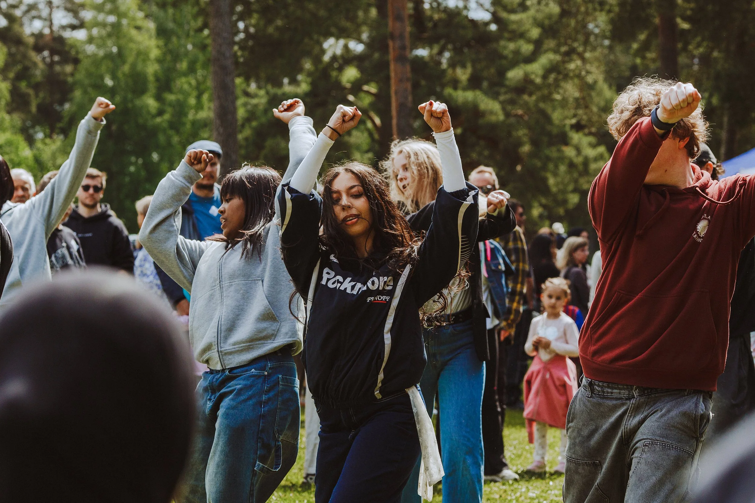Stoppested Verden internasjonal barnefestival. Ungdommer danser blant folkemengden.
