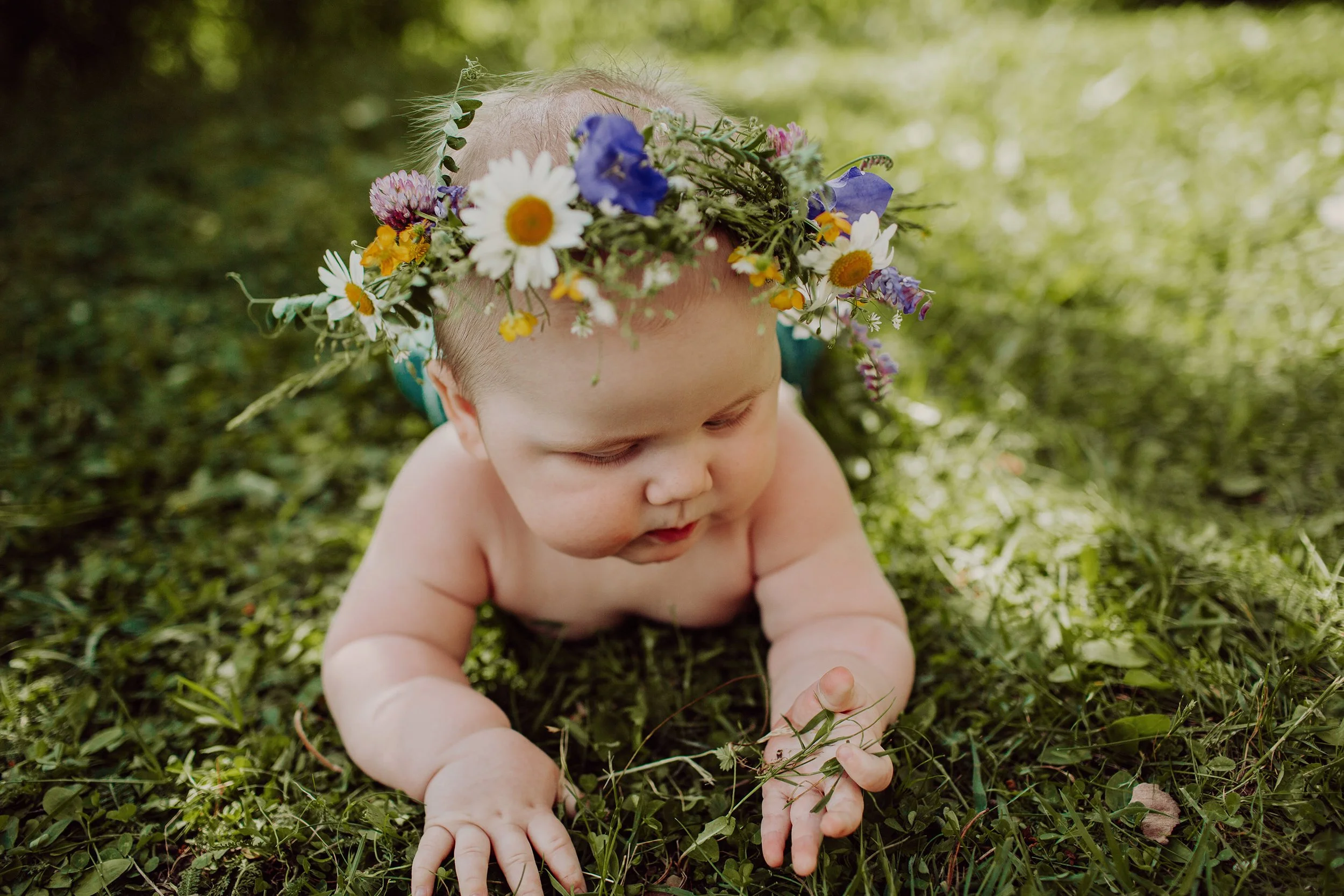 Baby med blomsterkrans på sankt hans