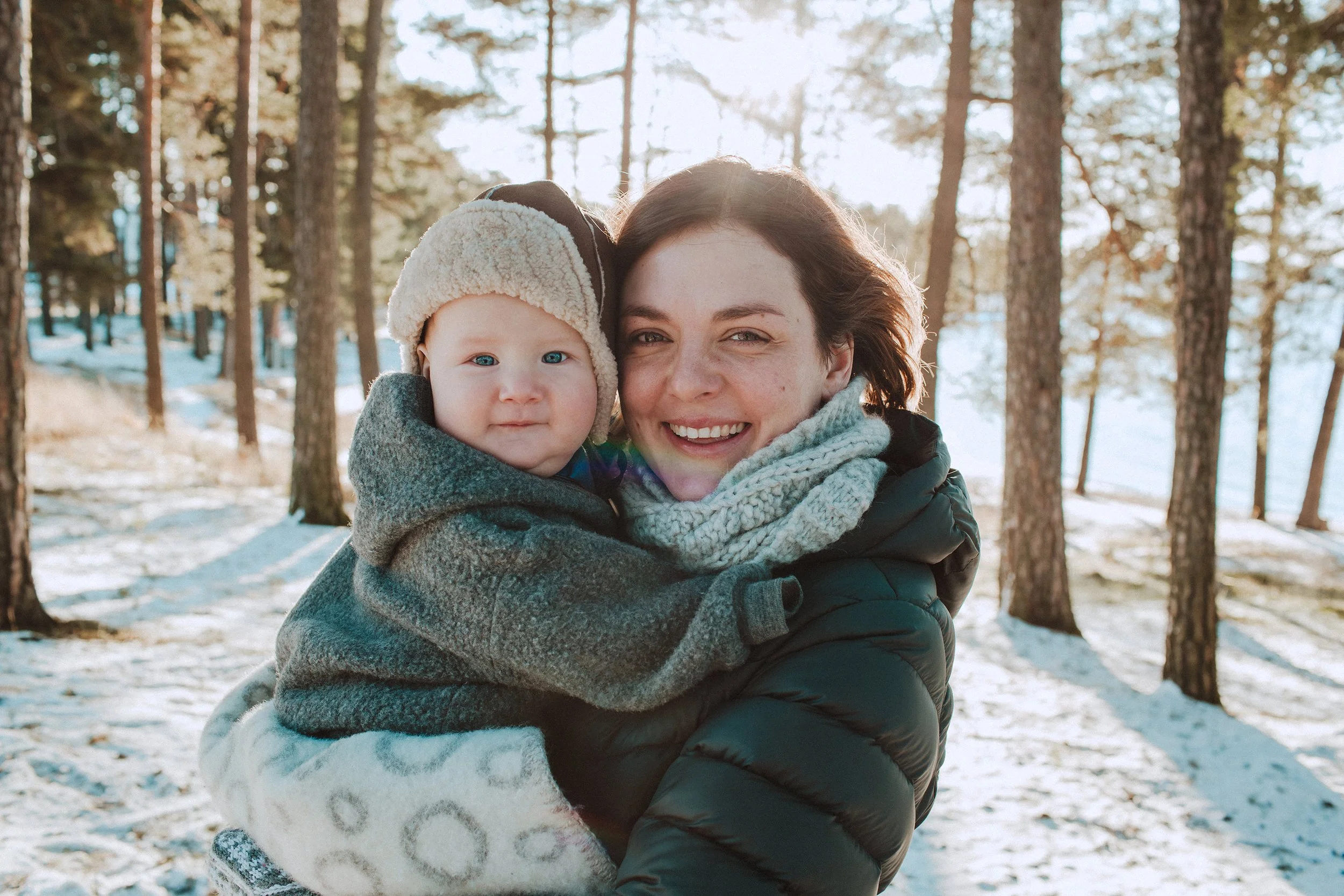 Barnefotografering i Hamar. Mor og baby utendørs på vinteren.