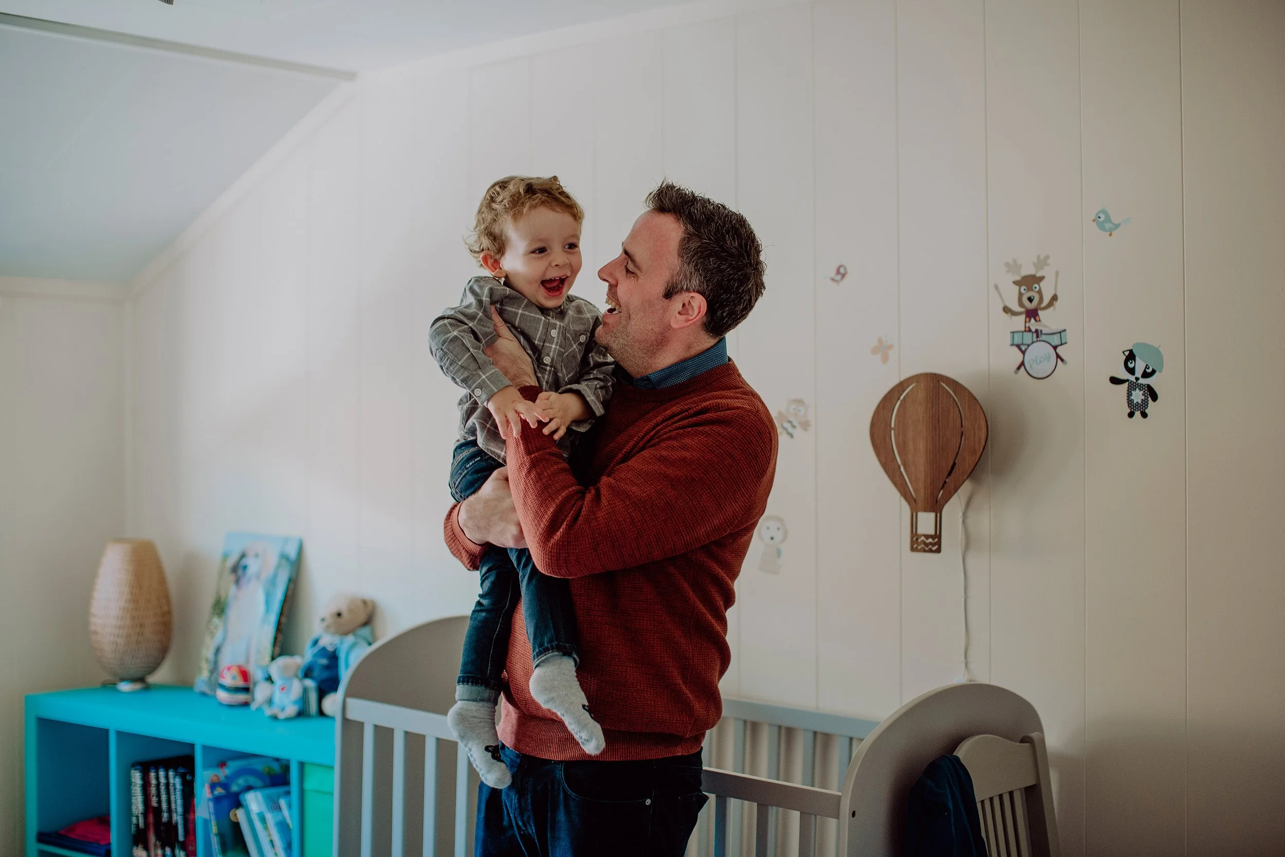 Far og barn leker på hjemmefotografering