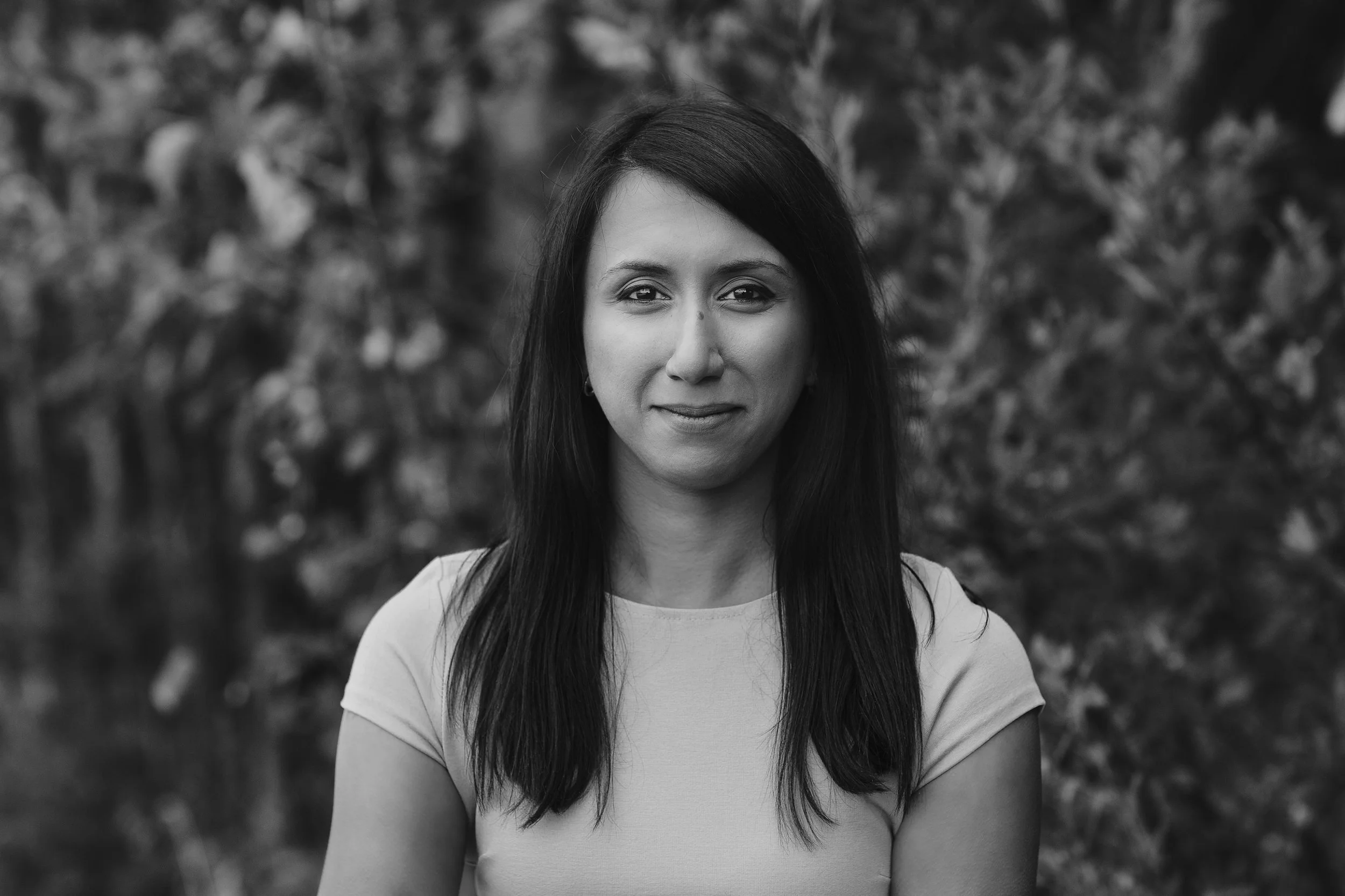 Profesjonelt bedriftsportrett utendørs i natur.