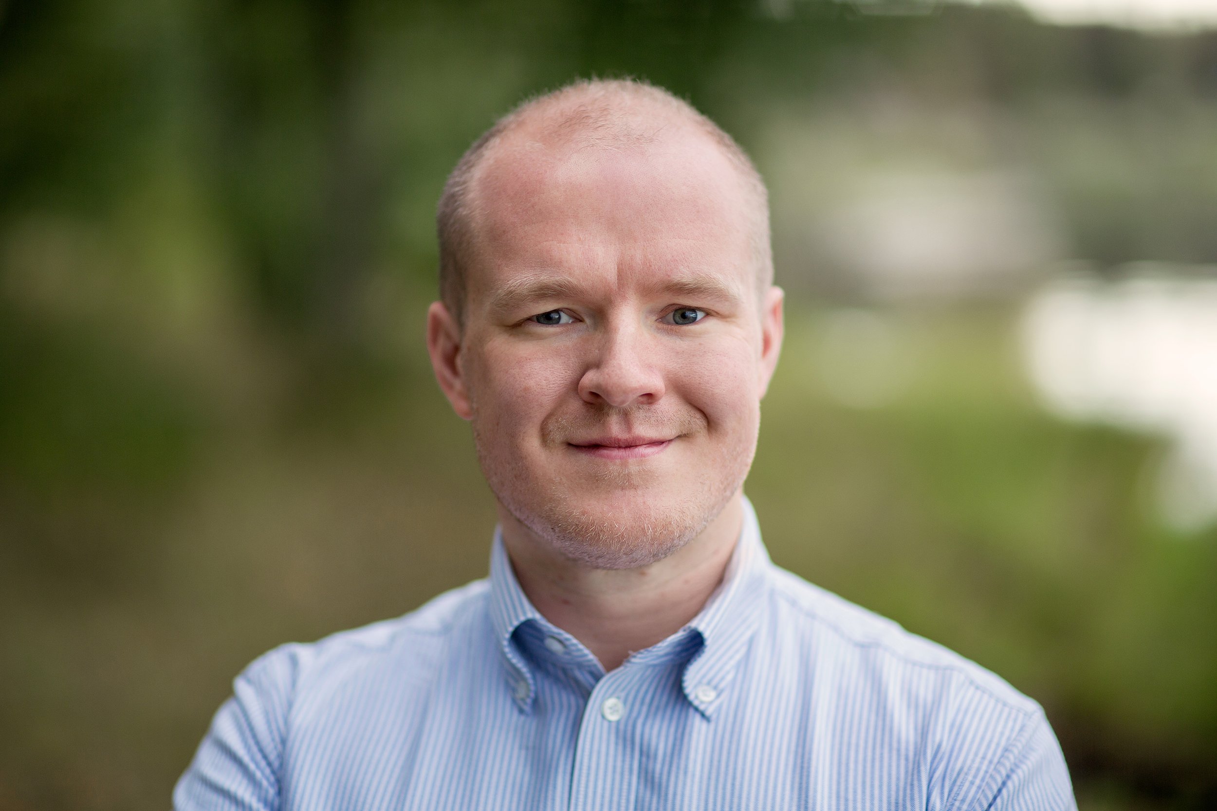 Profesjonelt bedriftsportrett utendørs i natur.