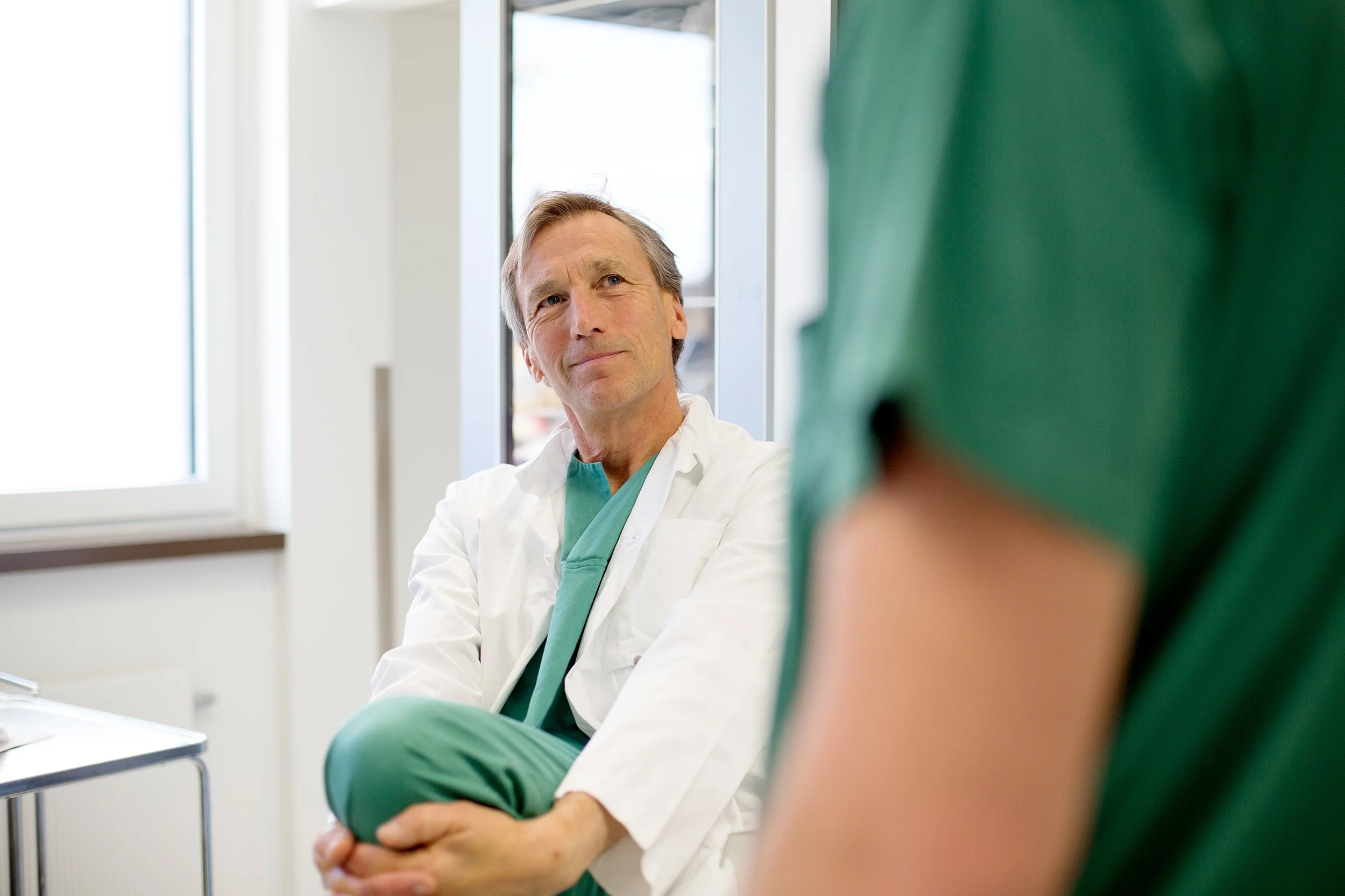 To leger i uniform i samtale.