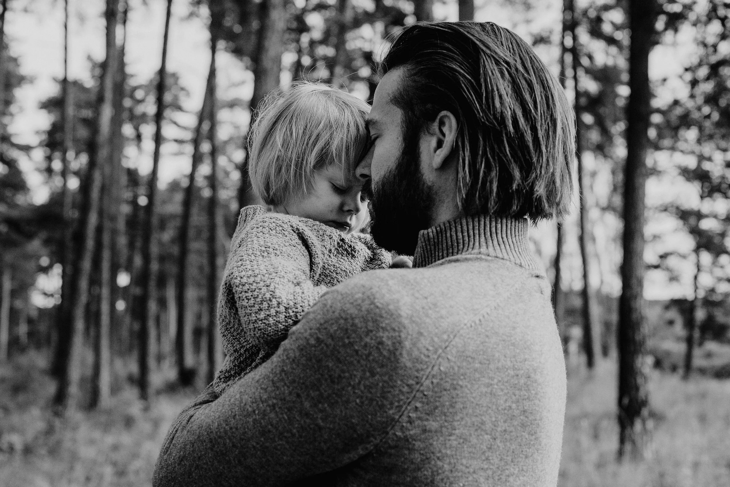 Barnefotografering i Hamar. Far og datter har et rolig øyeblikk.