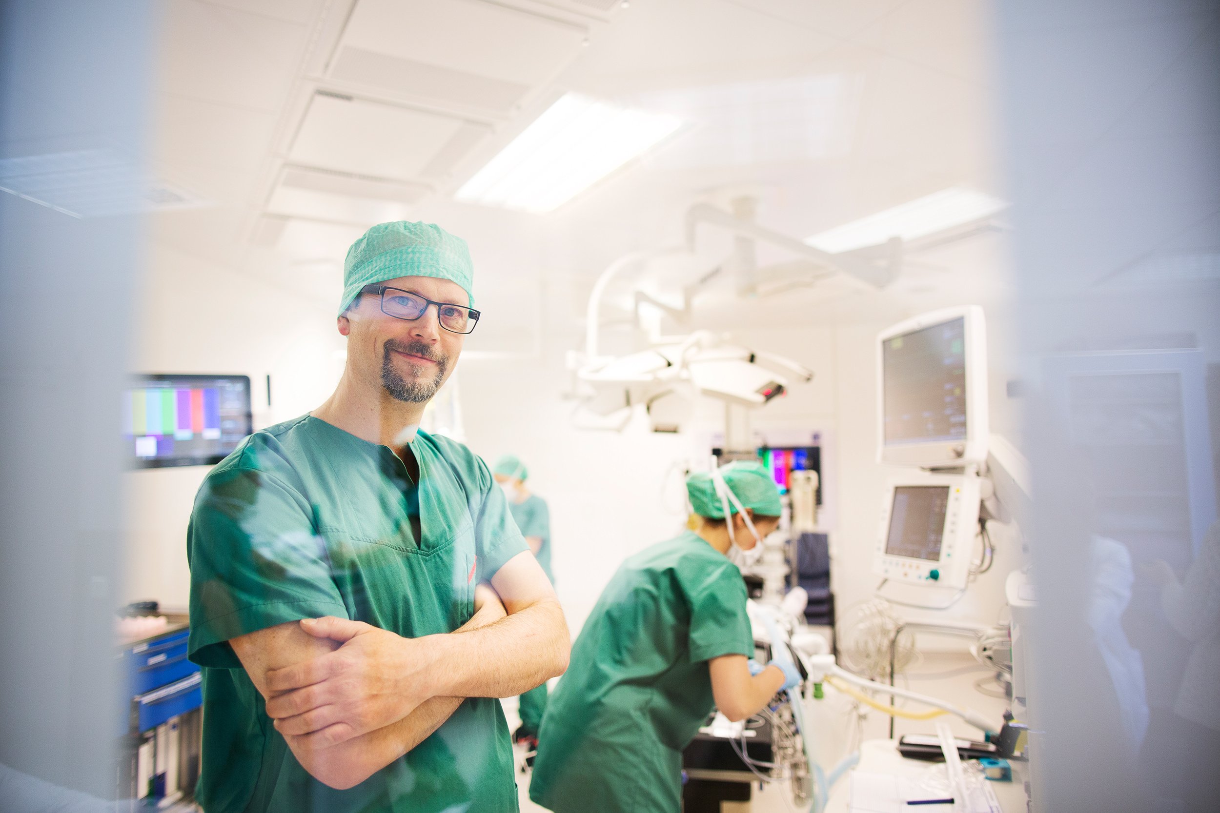 Miljøportrett av kirurg i moderne operasjonssal.