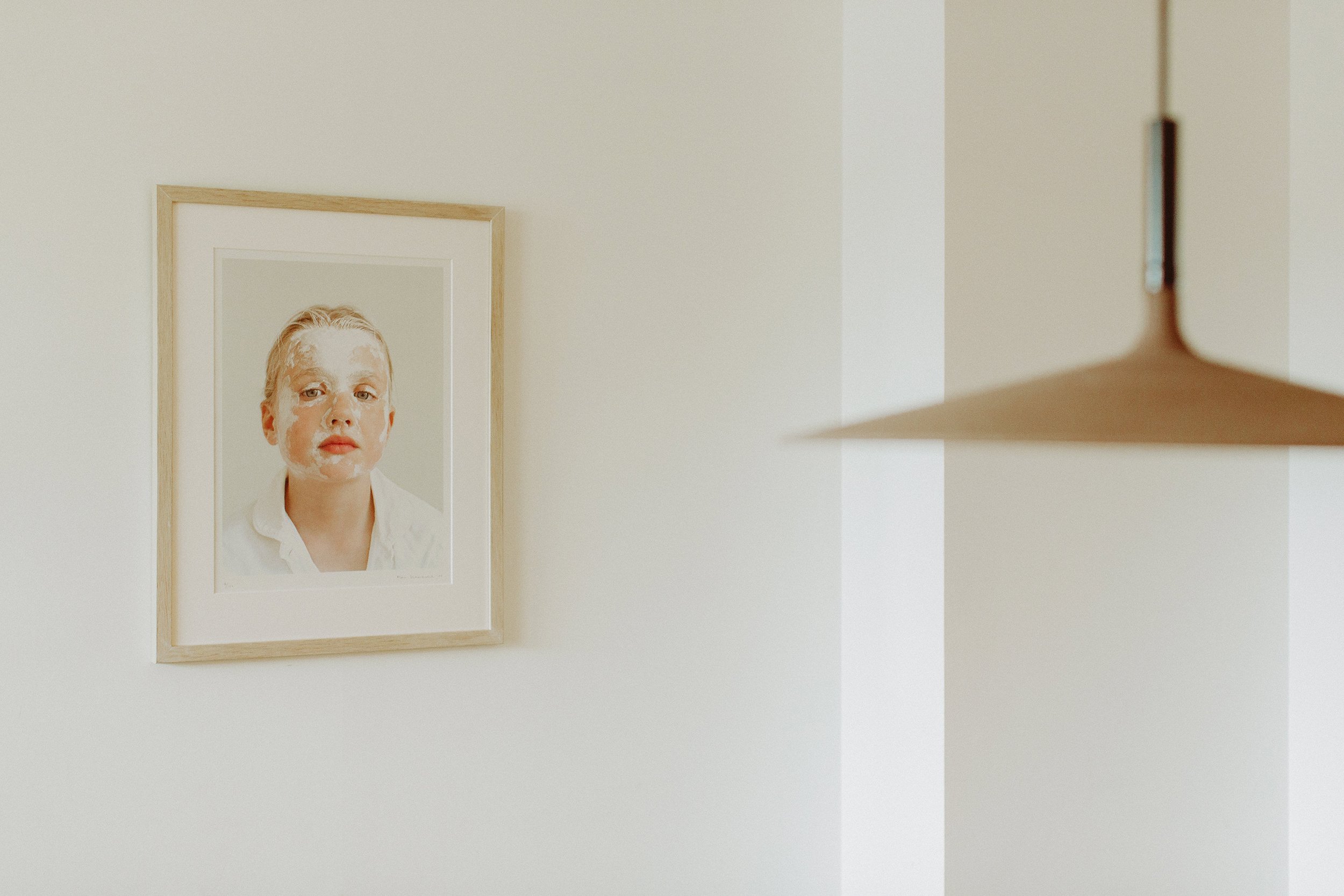 Interiør på Torp i Hamar. Moderne lampe og kunstnerisk fotografi på veggen.