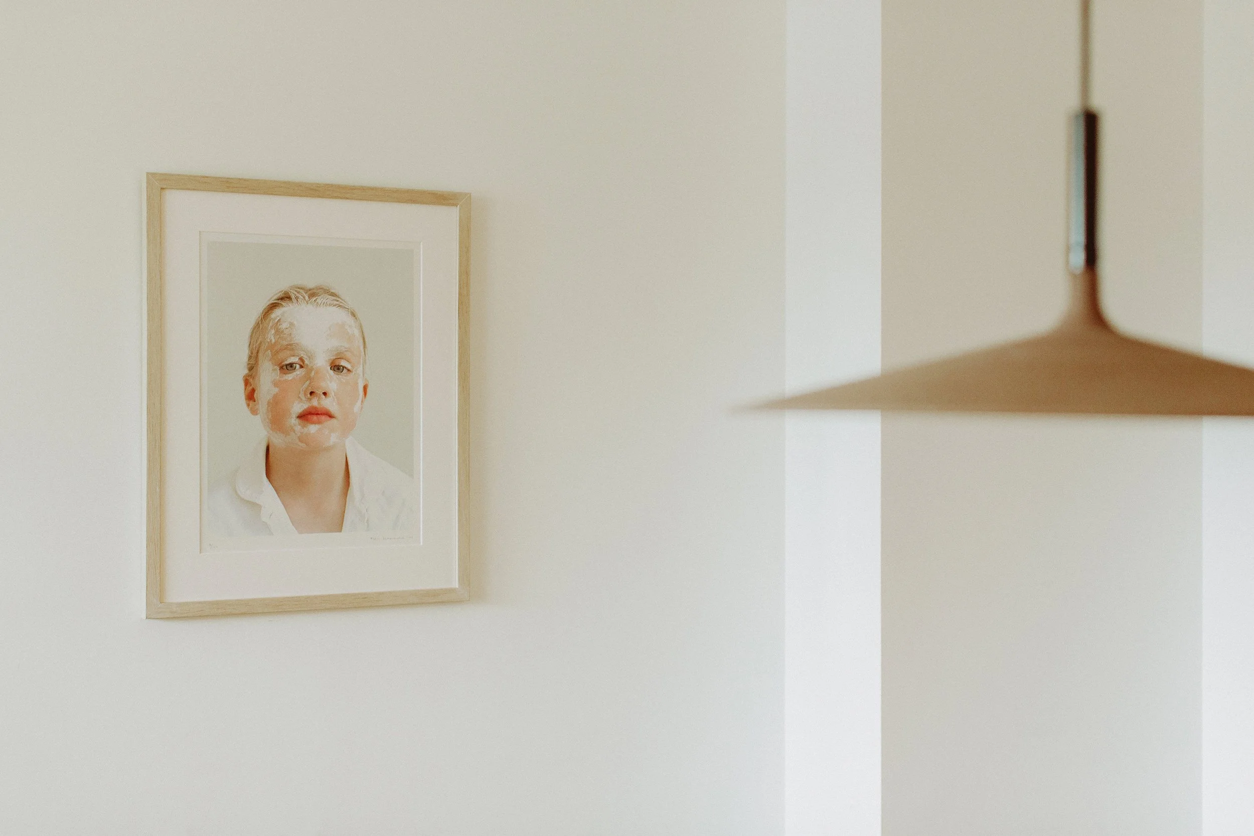 Interiør på Torp i Hamar. Moderne lampe og kunstnerisk fotografi på veggen.