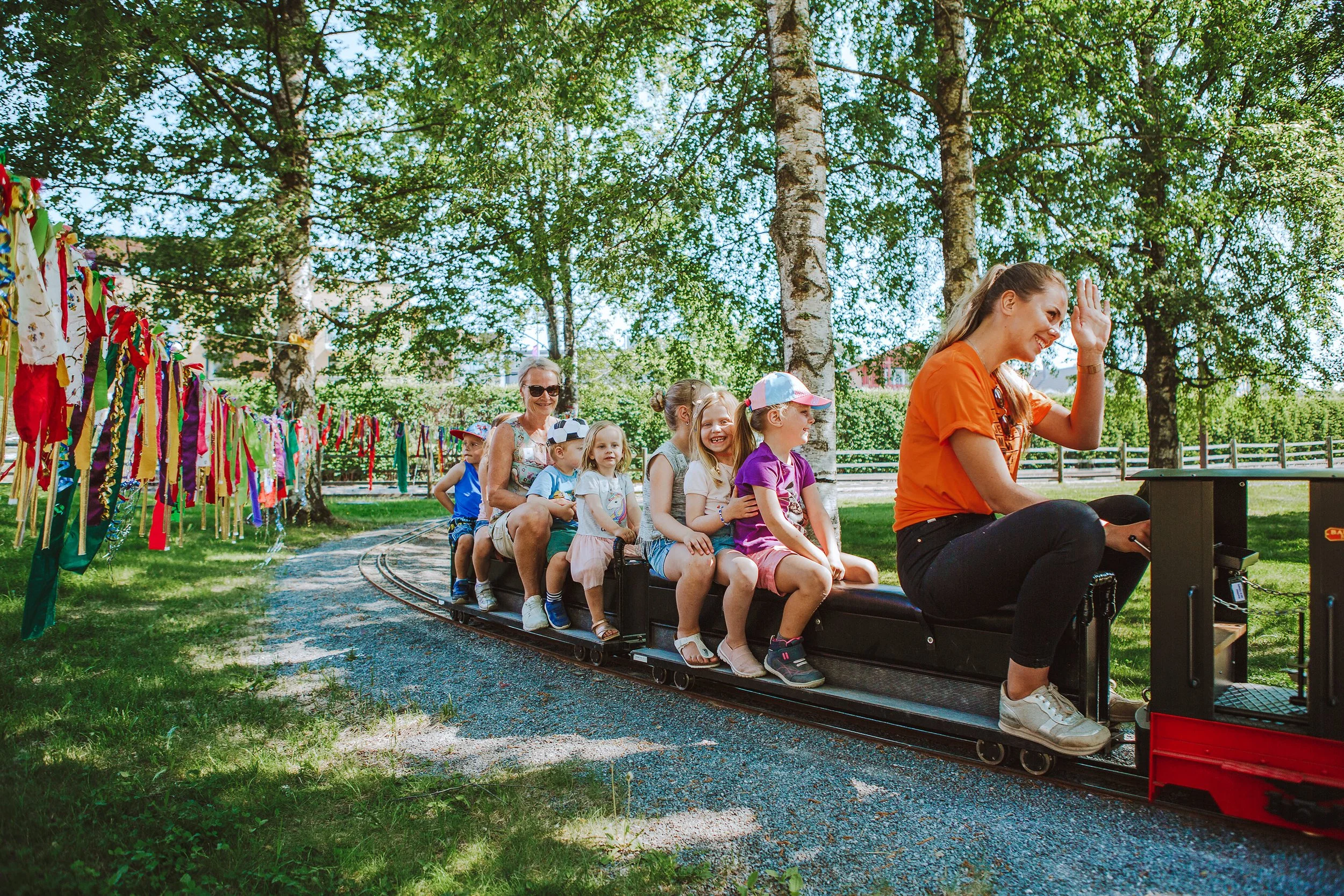 Stoppested Verden internasjonal barnefestival. Barn kjører på minitog.