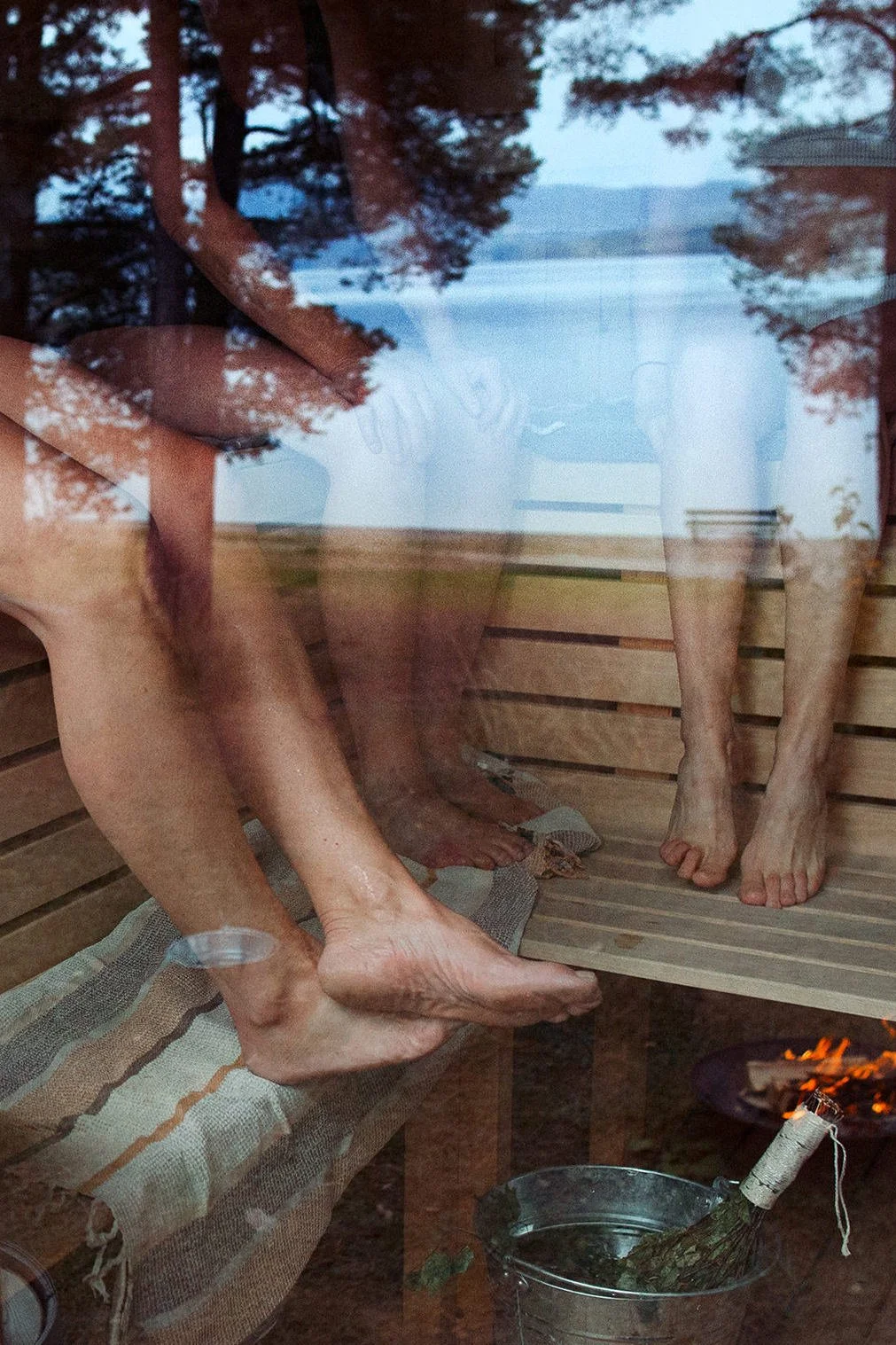 Bedriftsfotografering. Utendørs badstue ved Mjøsa.