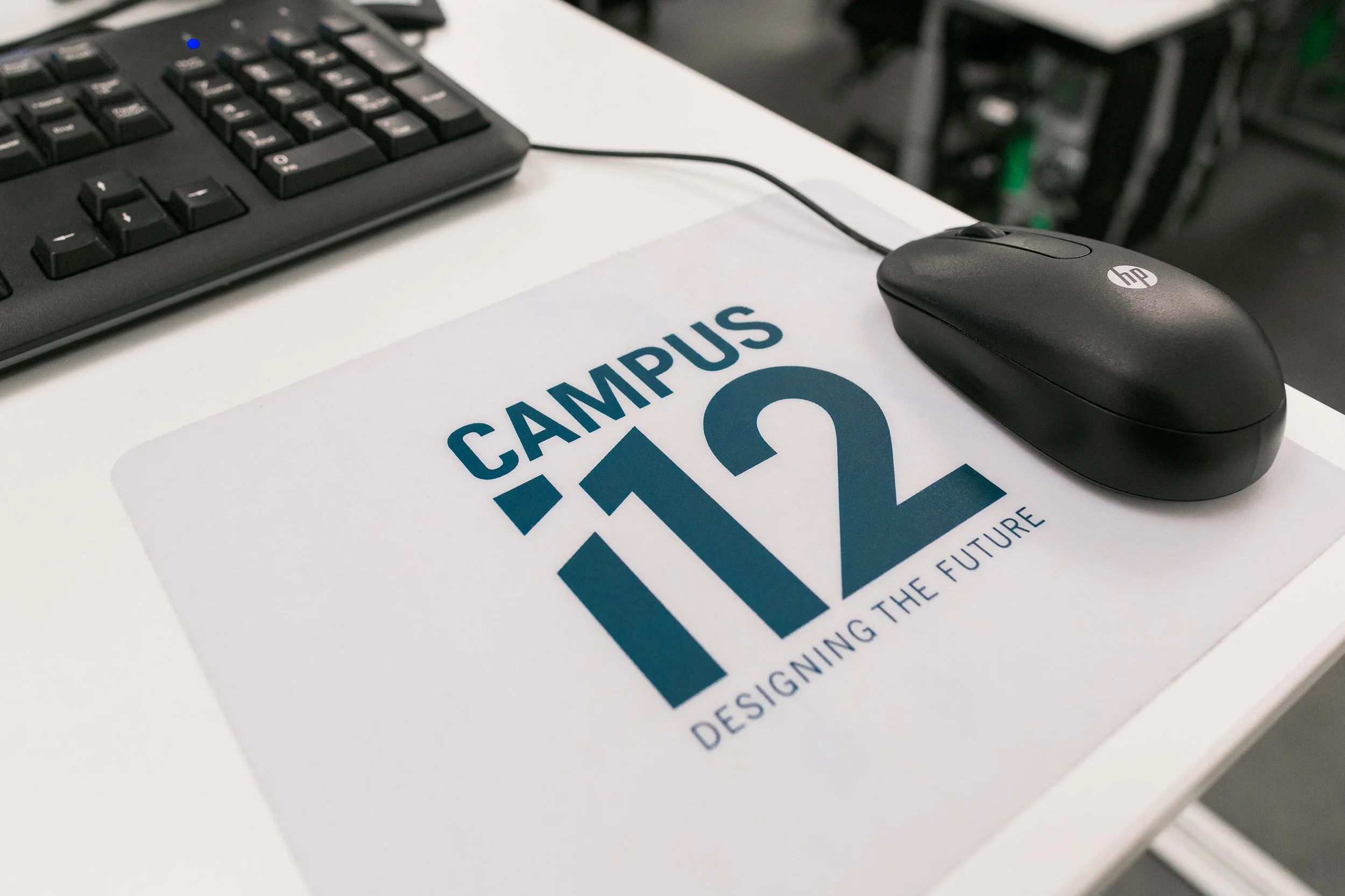 Detaljbilde av musematte med logoen til Campus i12.