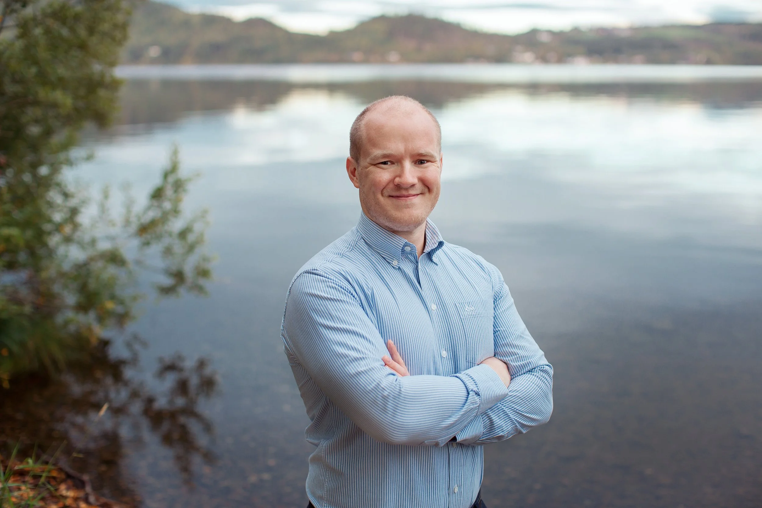 Profesjonelt bedriftsportrett av mann utendørs ved Mjøsa.