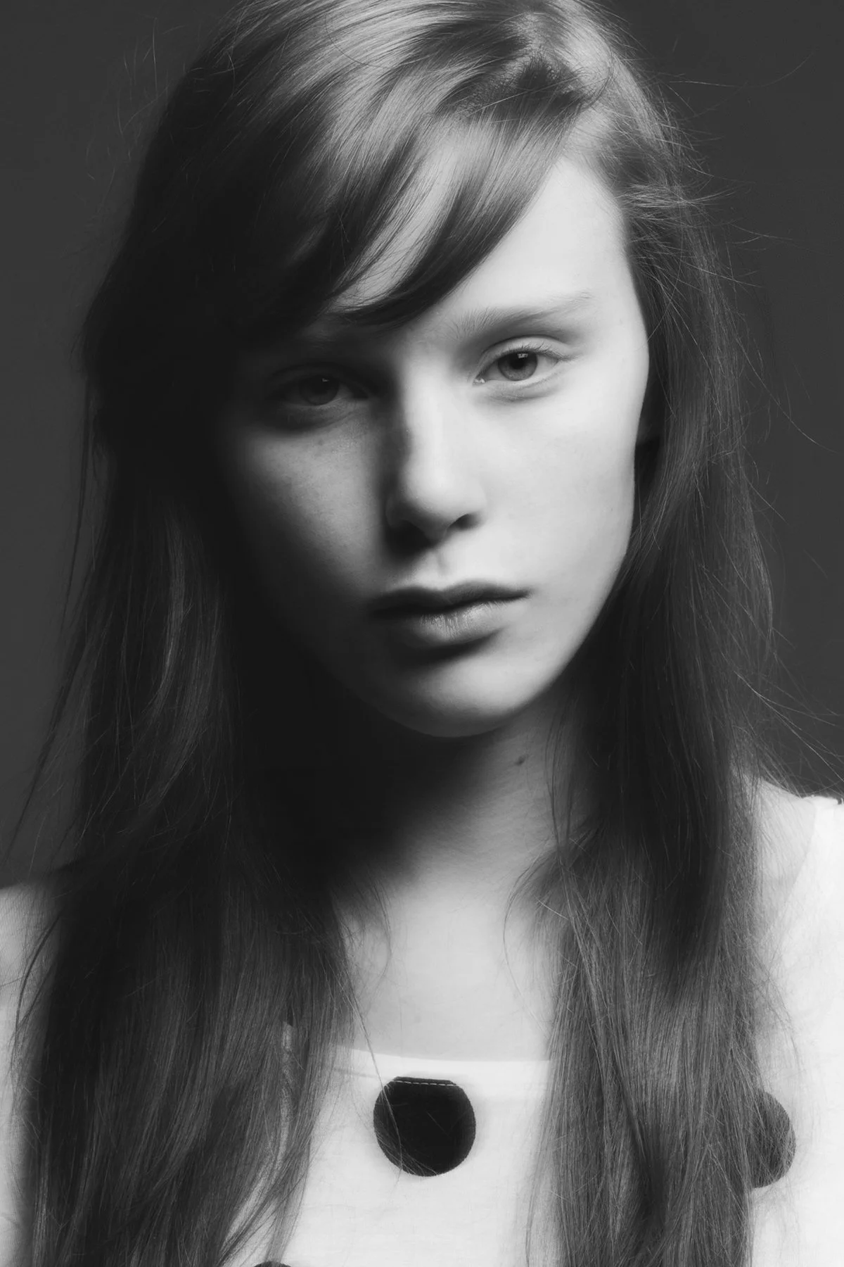 Portrett av ung kvinne med prikkete trøye.