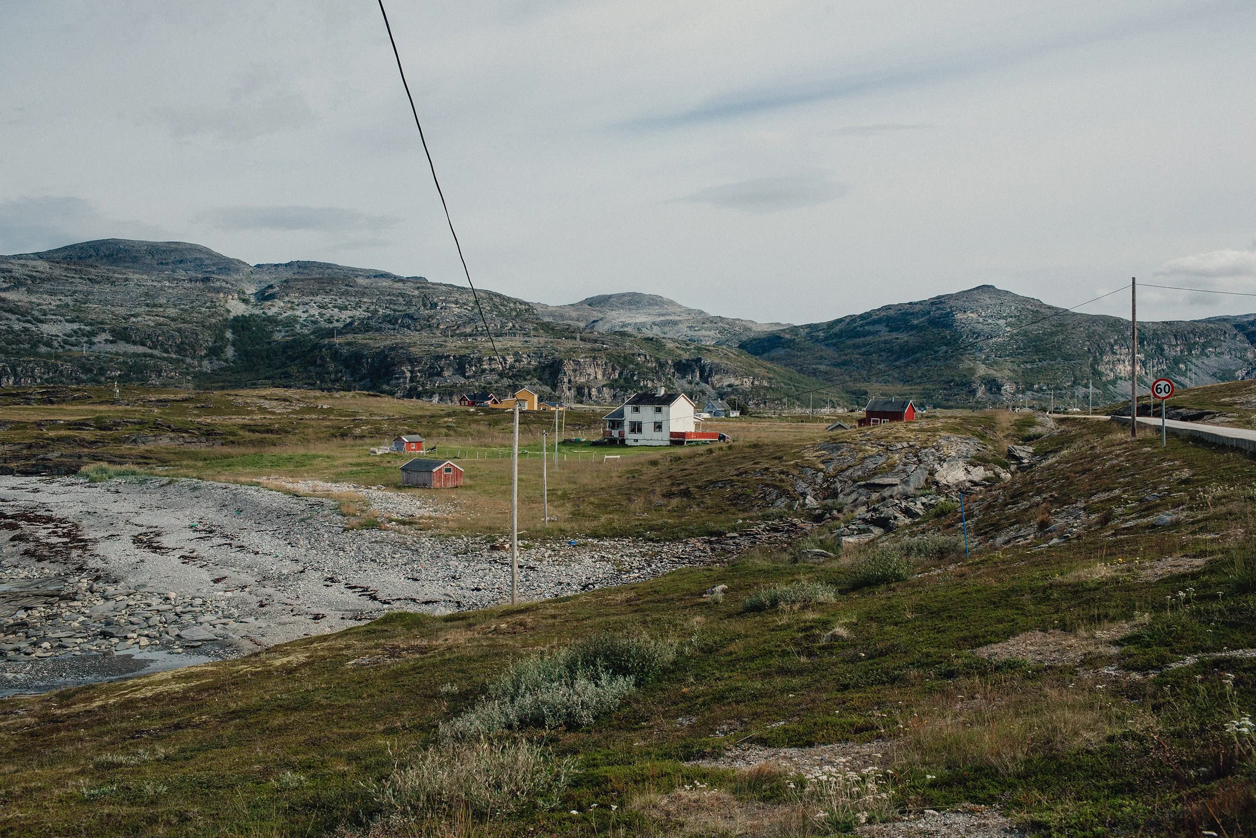 Hus langs veien i Nord-Norge.