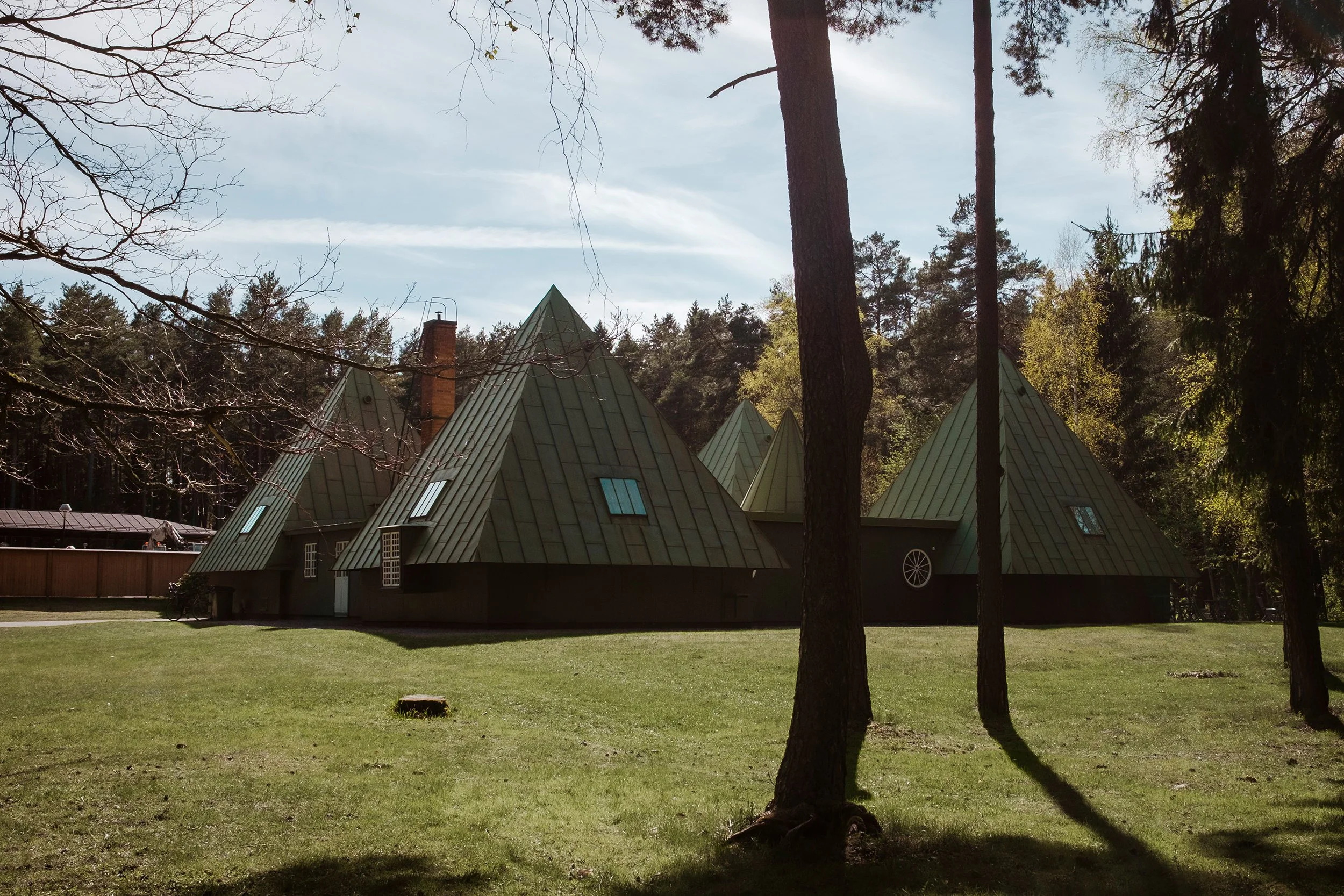 Grønne trekanthus på Skogskyrkogården i Stockholm i Sverige.