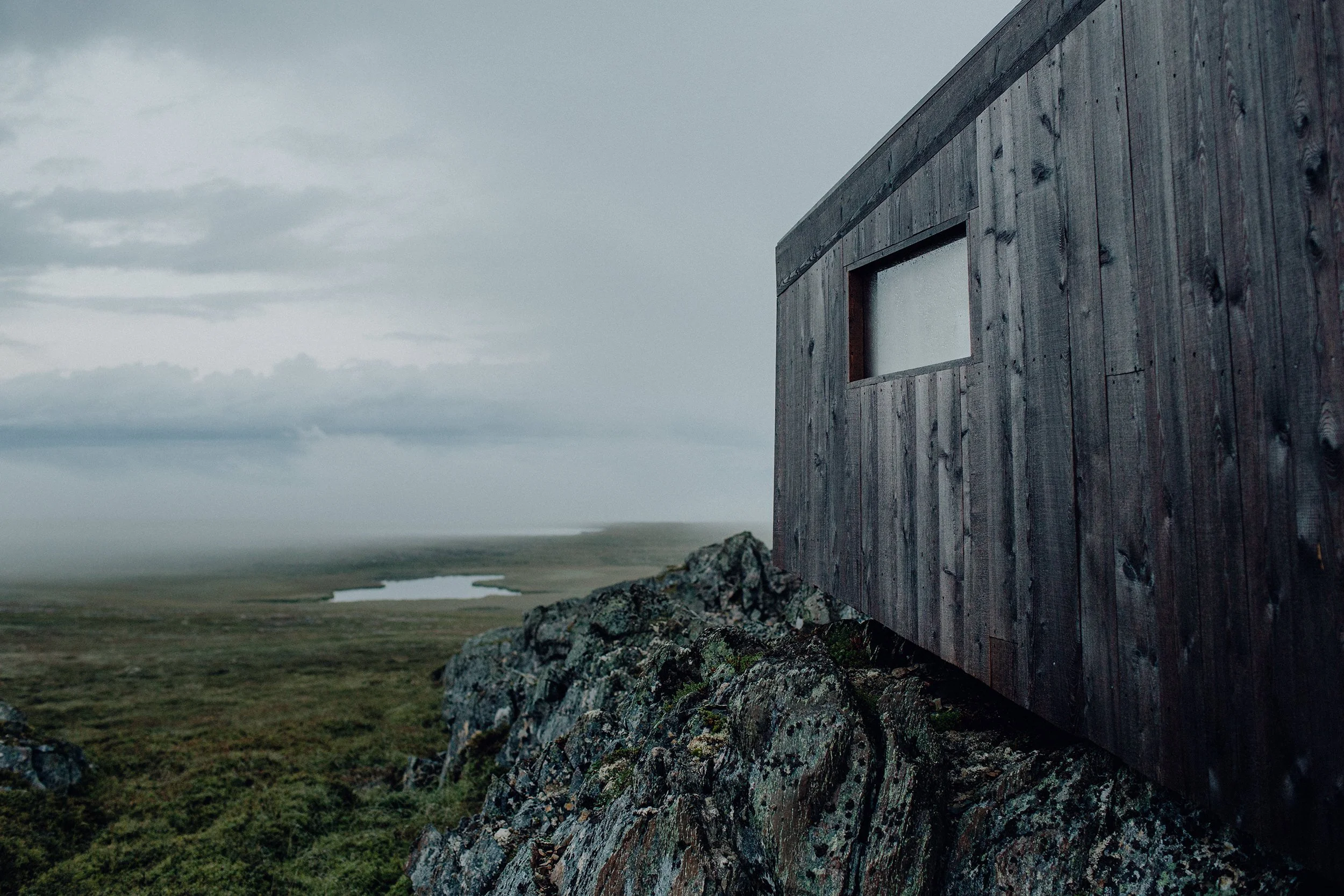 Fuglerkikkeskjul i tåkete vær i Varanger.