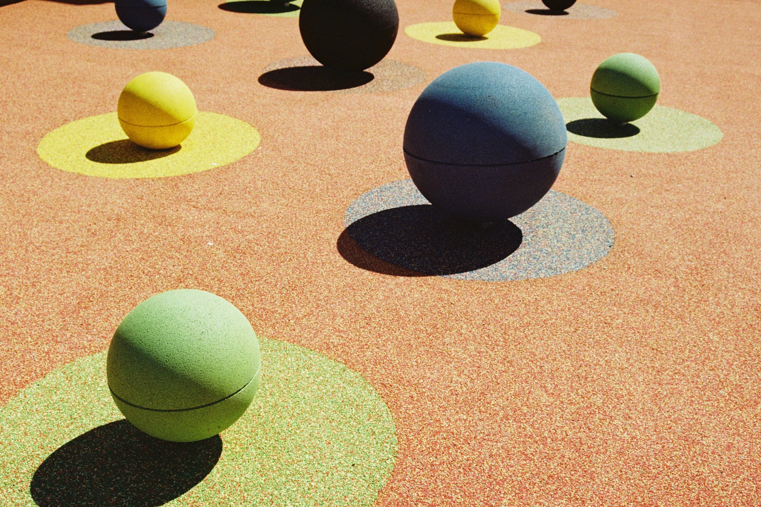 Lekeplass med baller.