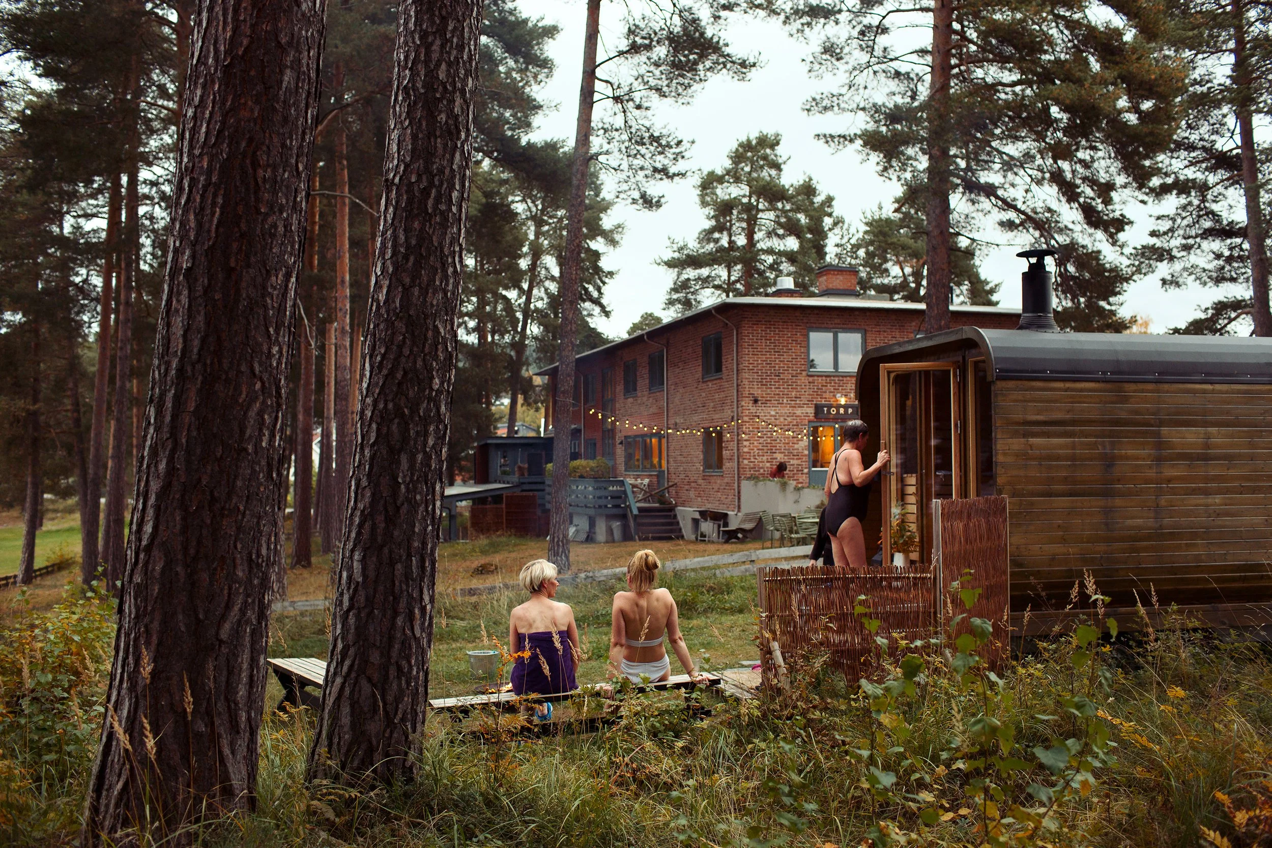 Mennesker samlet ved badstuen på Torp ved Mjøsa i Hamar.