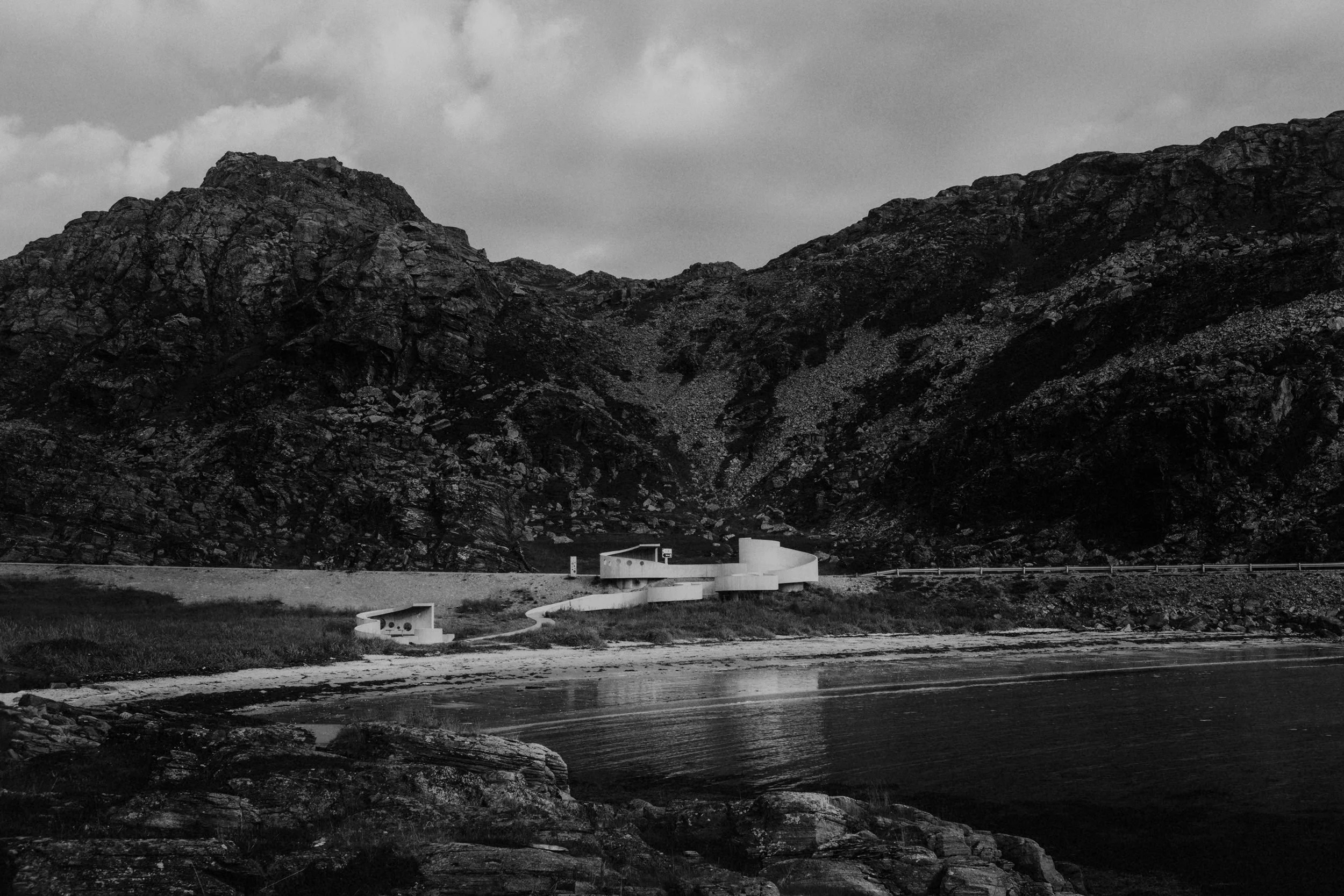 Rasteplass i Selvika langs Havøysund turistveg av Reiulf Ramstad Arkitekter.