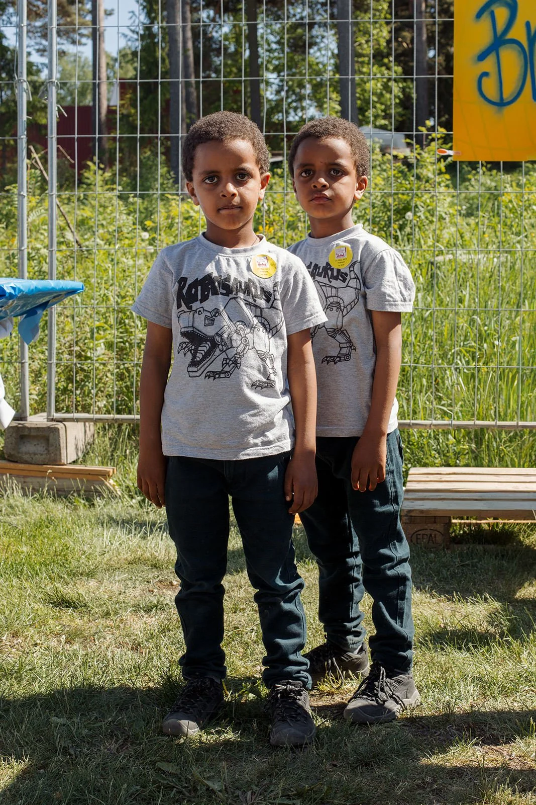 Stoppested Verden internasjonal barnefestival. Tvillinggutter poserer for kamera.