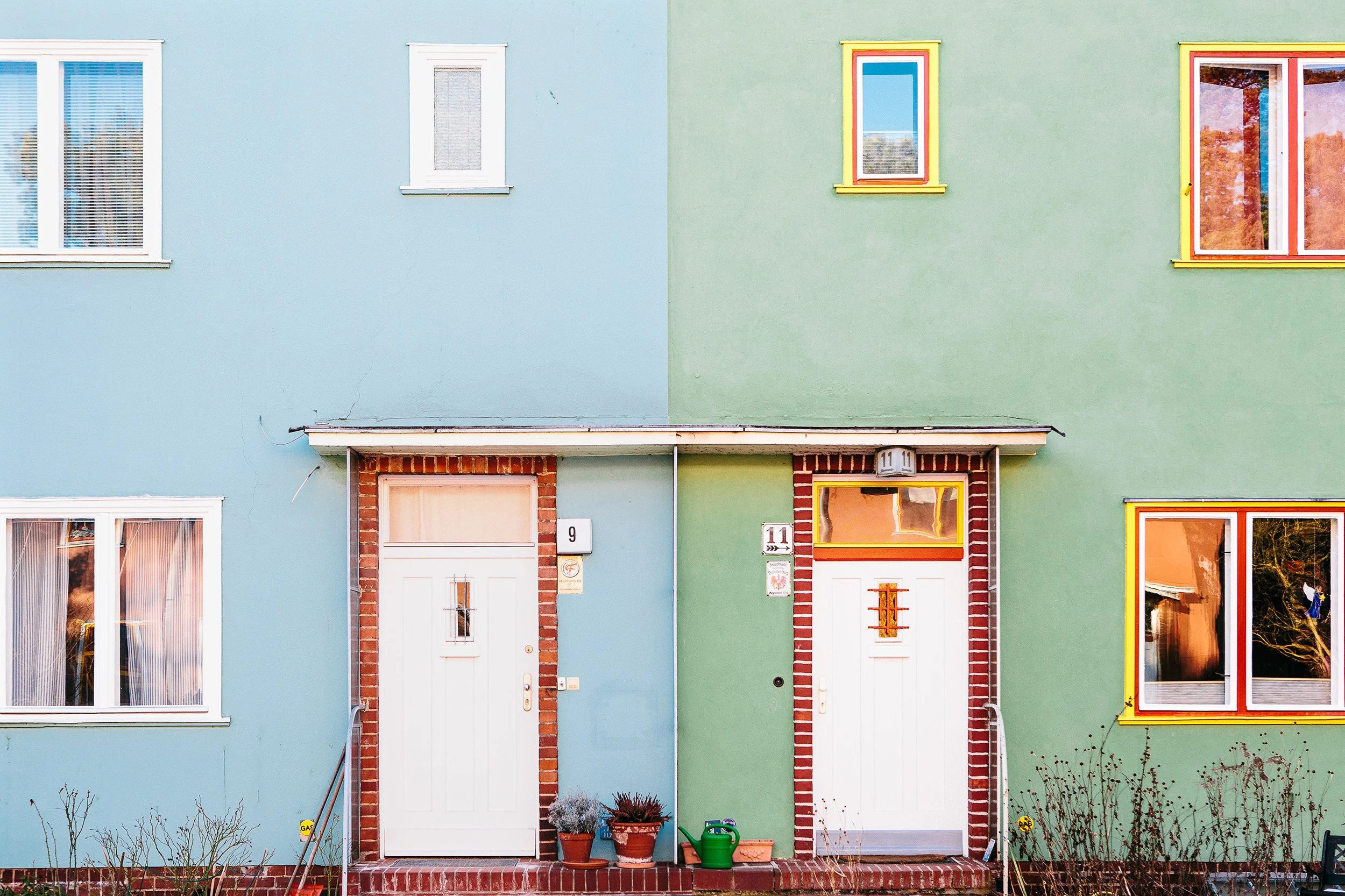 Boligfelt i Onkel Toms Hütte i Berlin, tegnet av arkitekt Bruno Taut. Rekkehus med kontrastfarger mellom boligene.