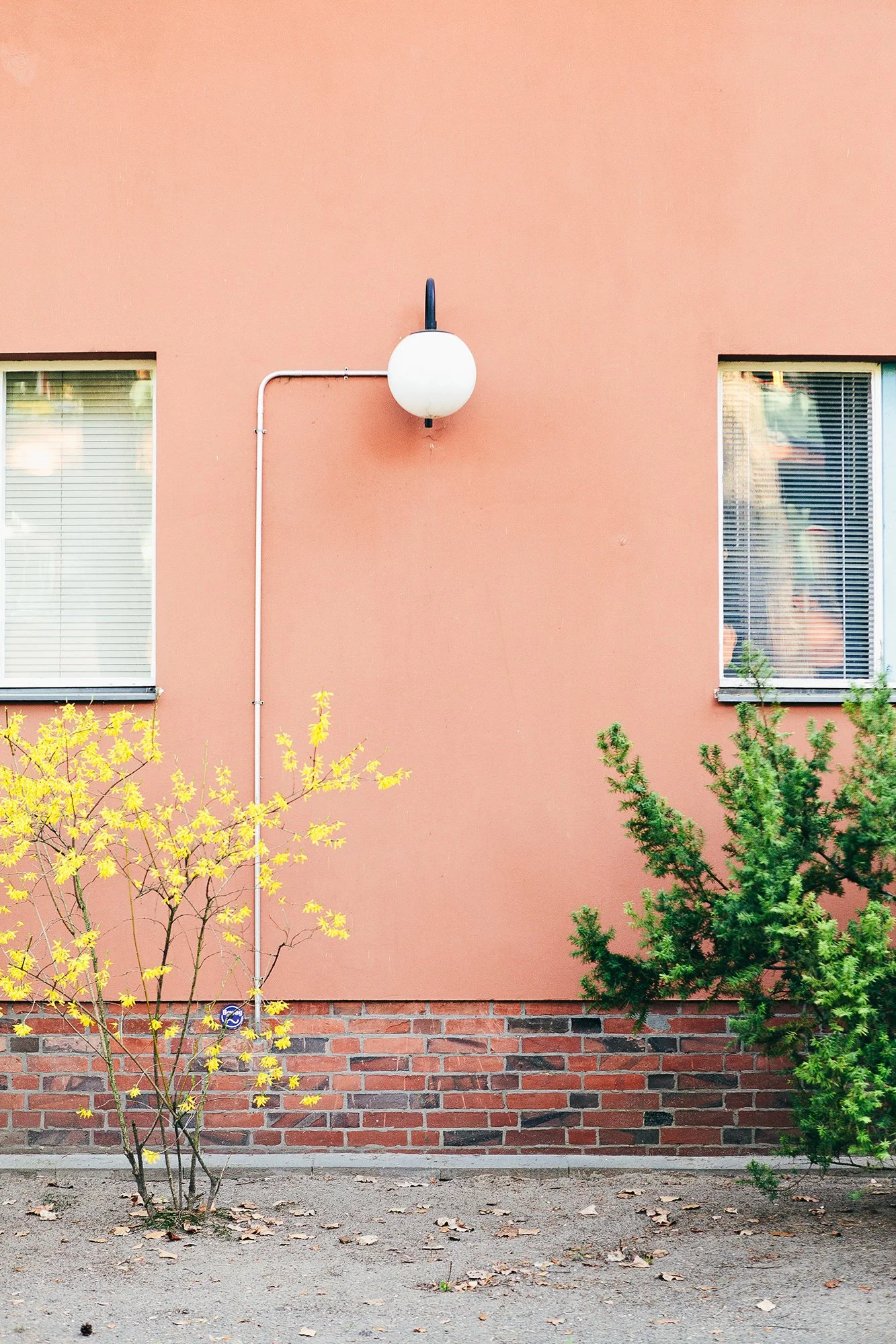 Onkel Toms Hütte i Berlin, tegnet av Bruno Taut. Rosa murvegg med en hvit rund lampe.