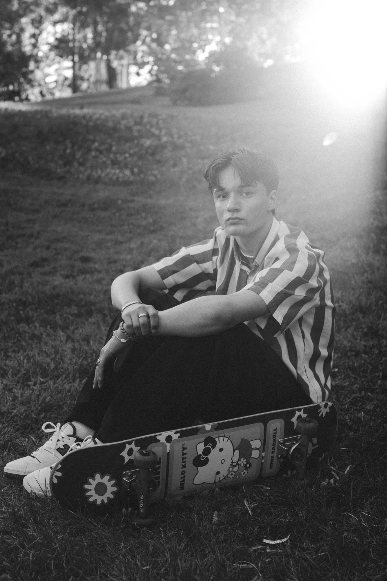 Portrettfoto av konfirmant med skateboard.