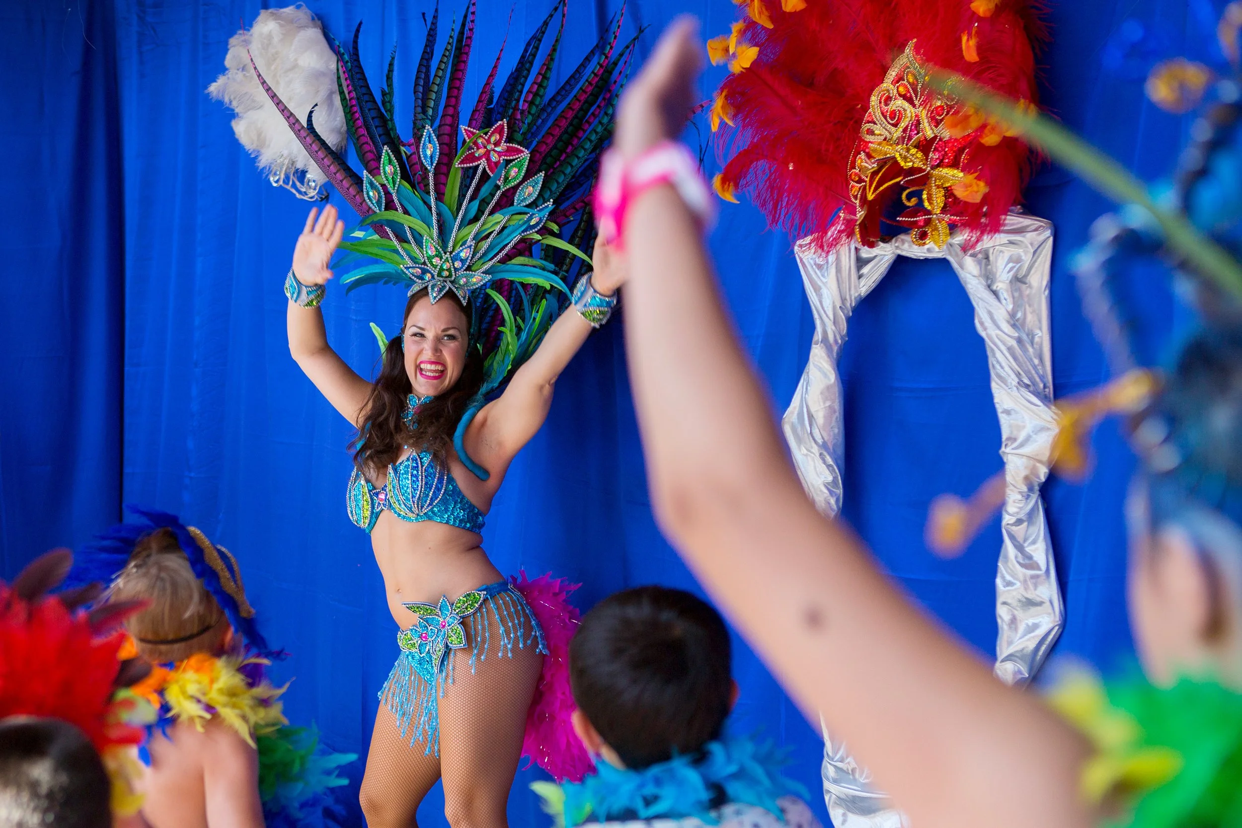 Stoppested Verden internasjonal barnefestival. Sambadanser holder kurs for barn.