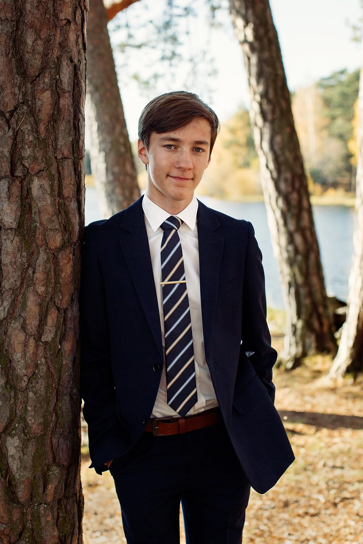Konfirmantbilde av gutt i dress ved Mjøsa i Hamar.