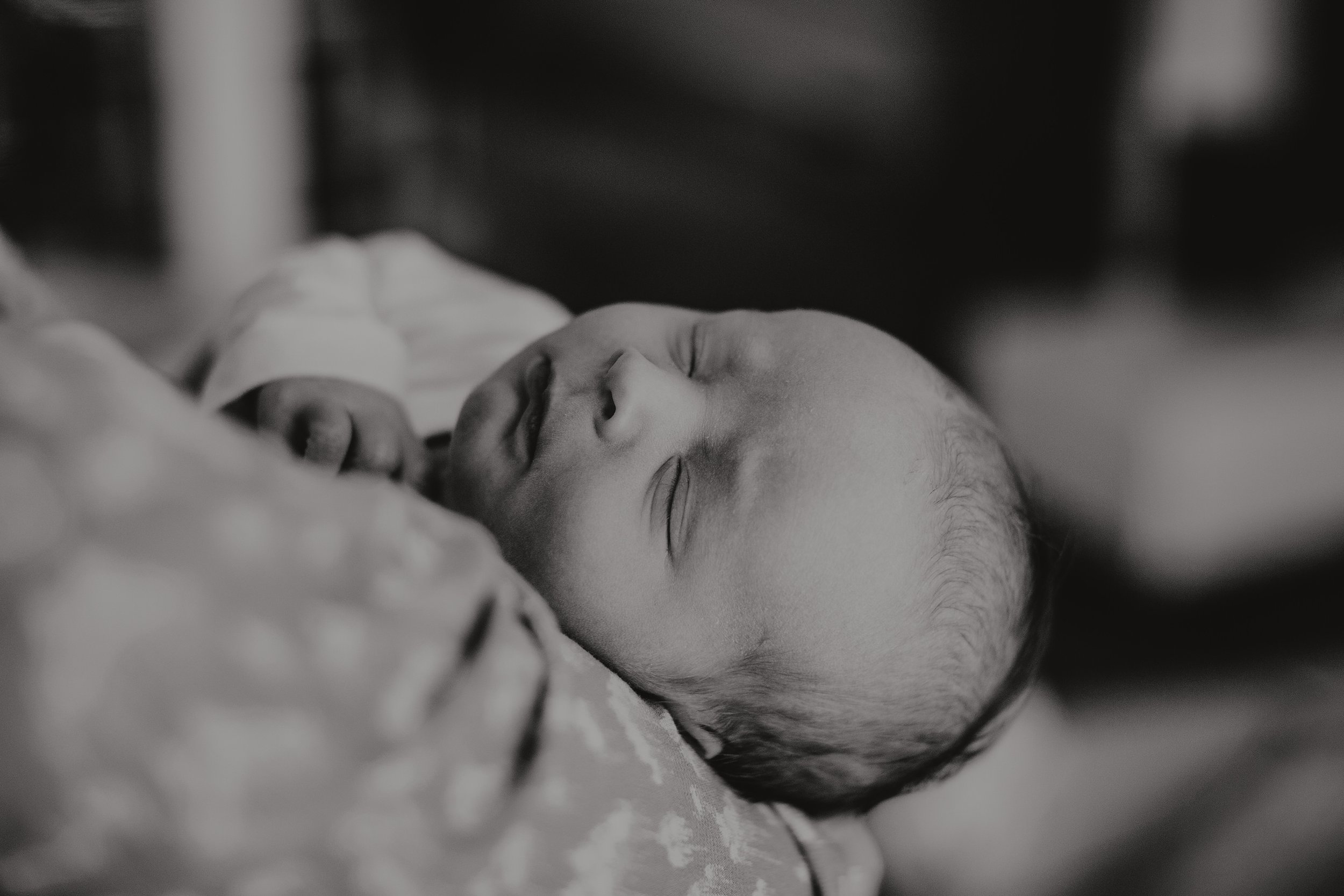 Nyfødtfotografering av baby i armene til mor