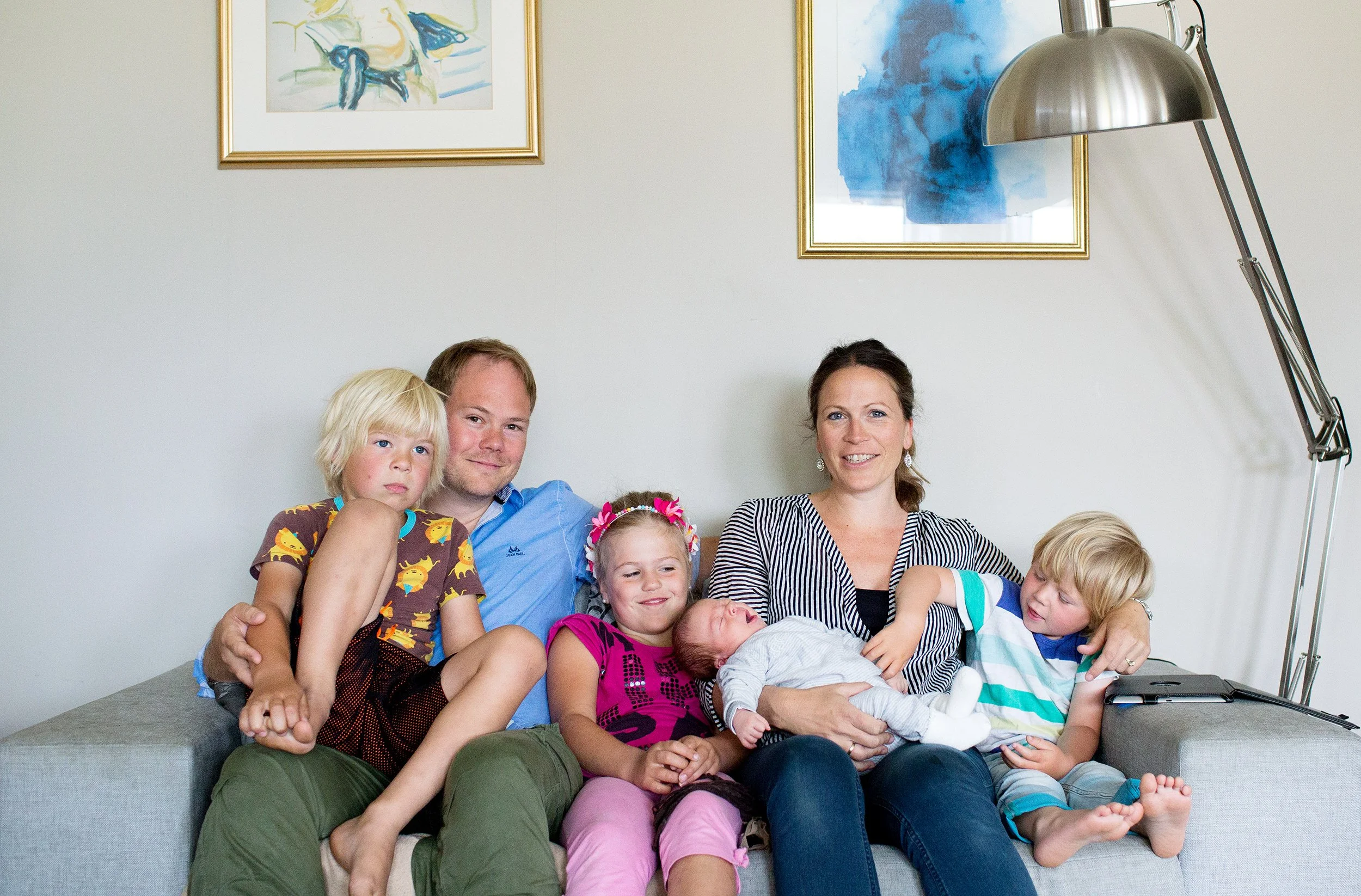 Miljøportrett av tegneserieskaper med hele familien på seks.