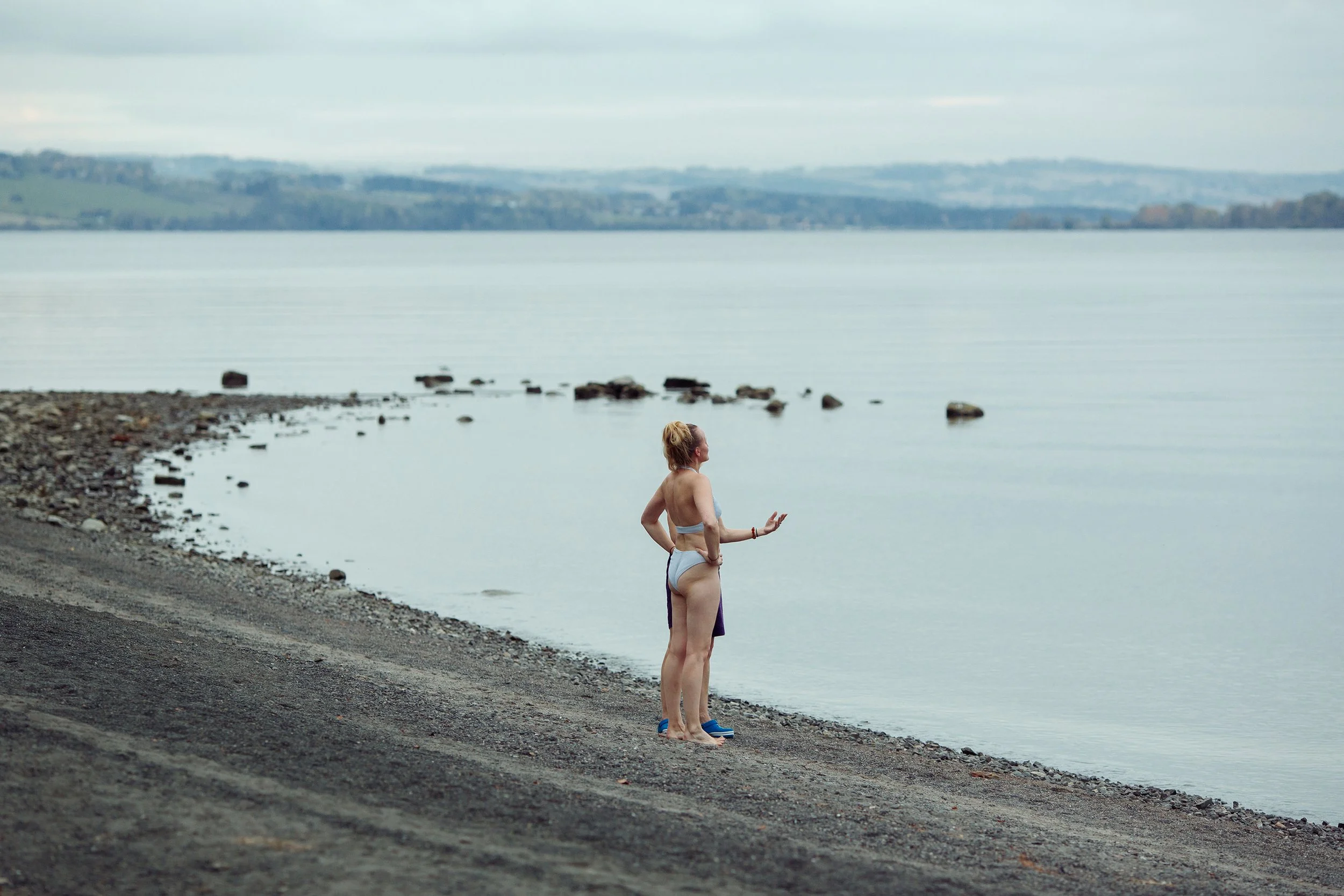 To kvinner nyter roen ved Mjøsa.