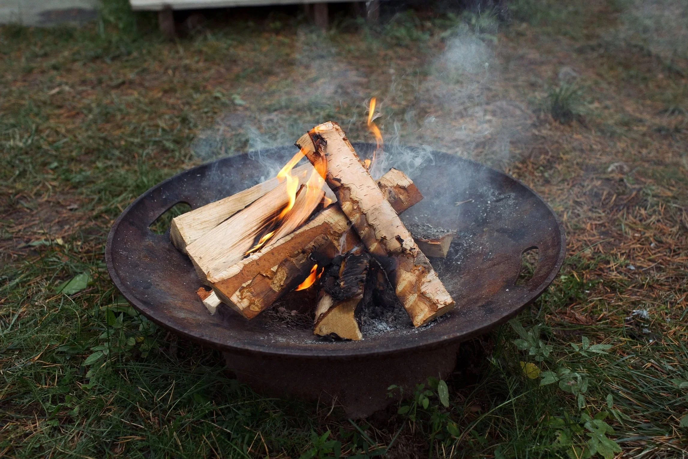 Bål som brenner i bålpanne.