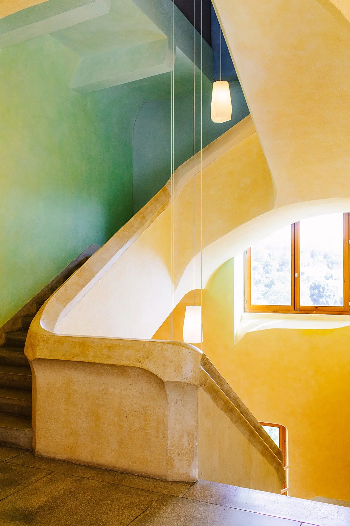 Interiør av fargerik trappeoppgang i Goetheanum i Dornach i Sveits.