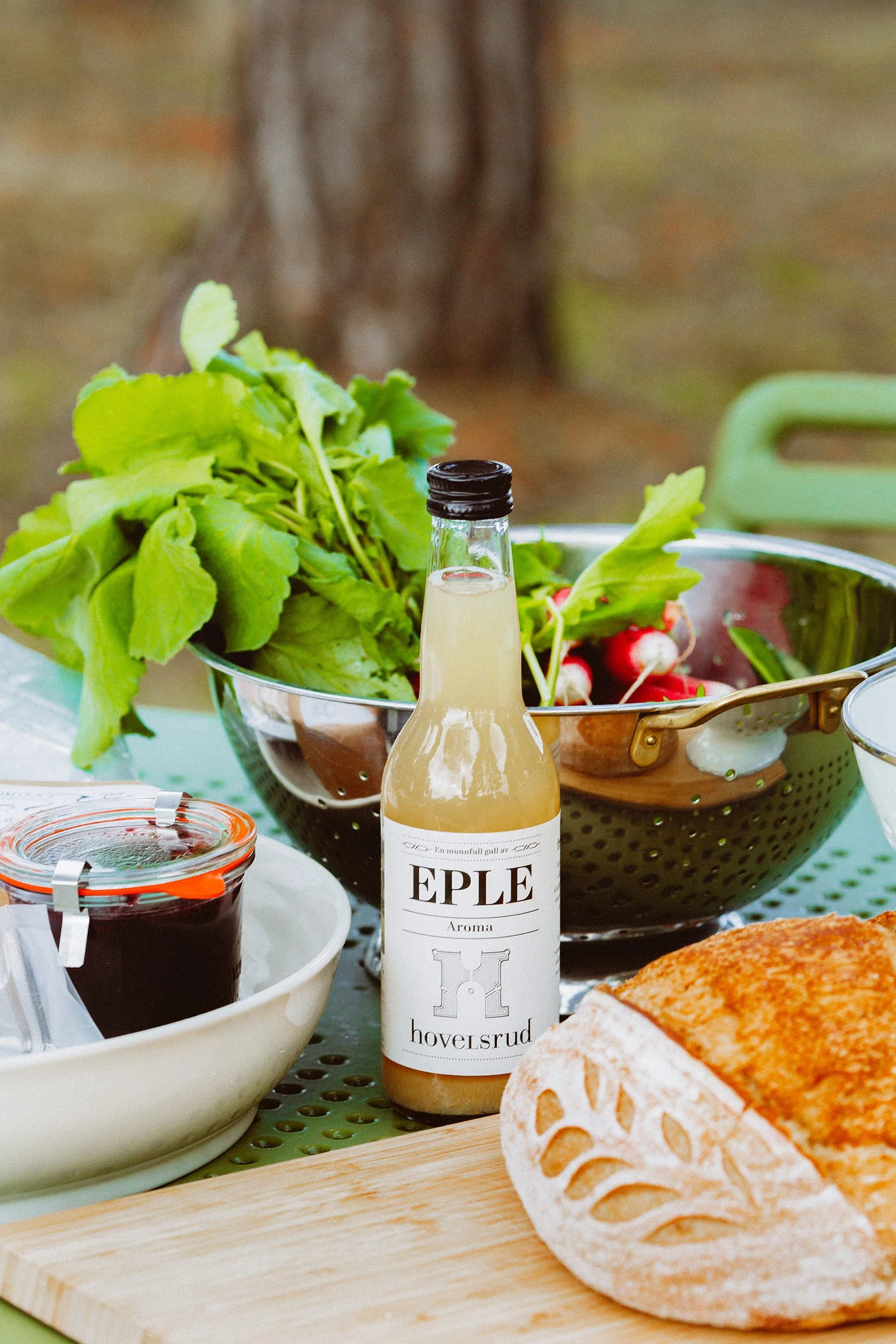 Ferske, lokale råvarer hos Torp, blant annet Epledrikk fra Hovelsrud.