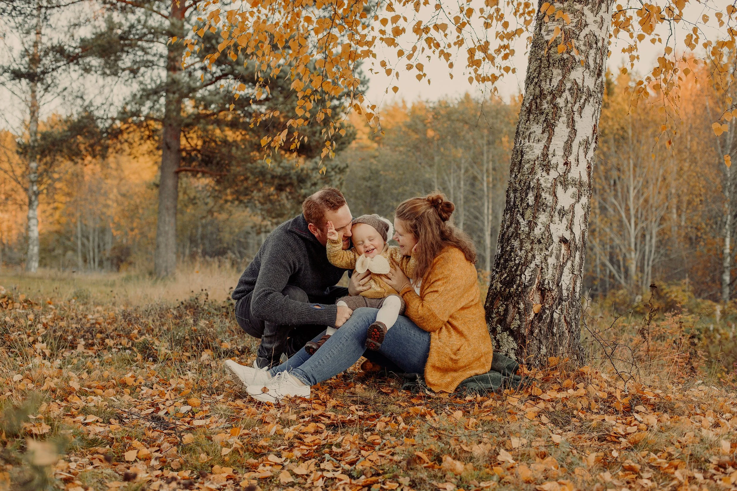 Familiefotografering på Klevfoss om høsten. Familie på tre.