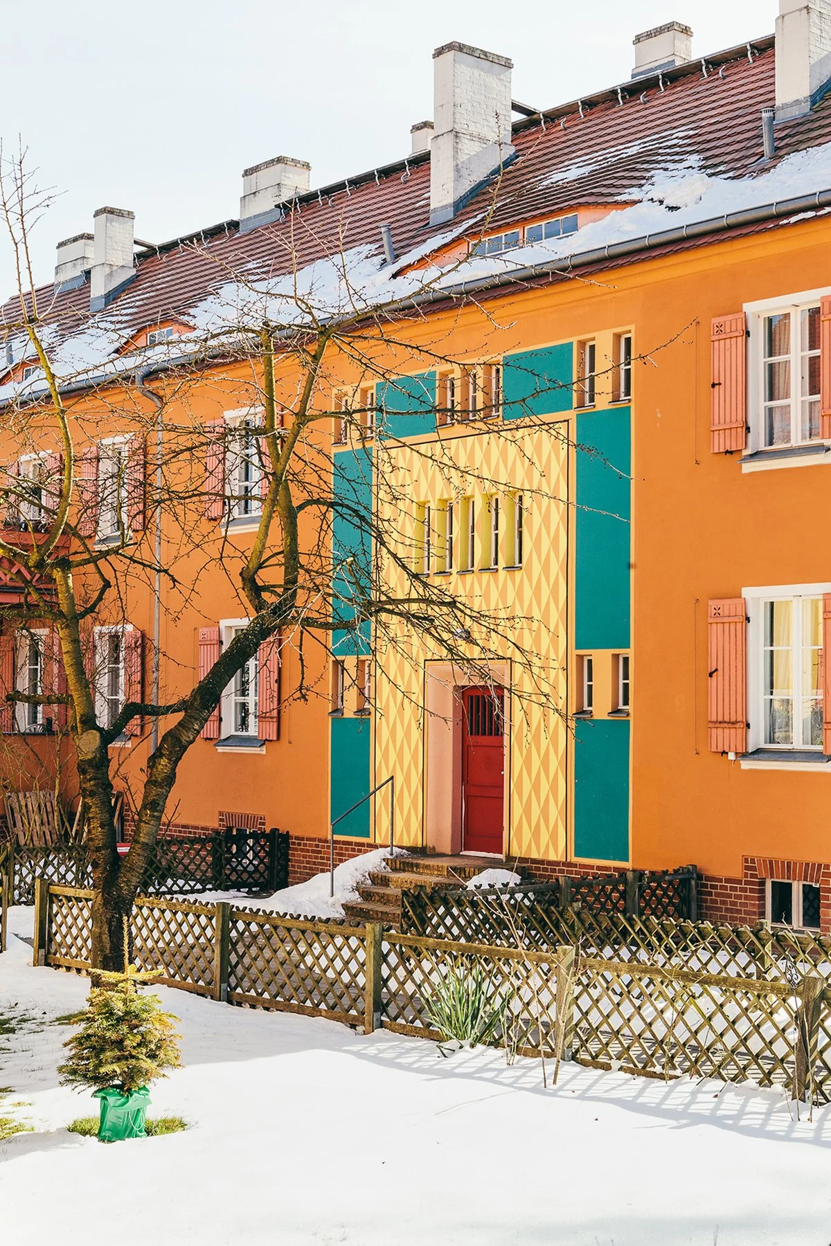 Fargerikt inngangsparti i Gartenstadt Falkenberg i Berlin på vinteren.