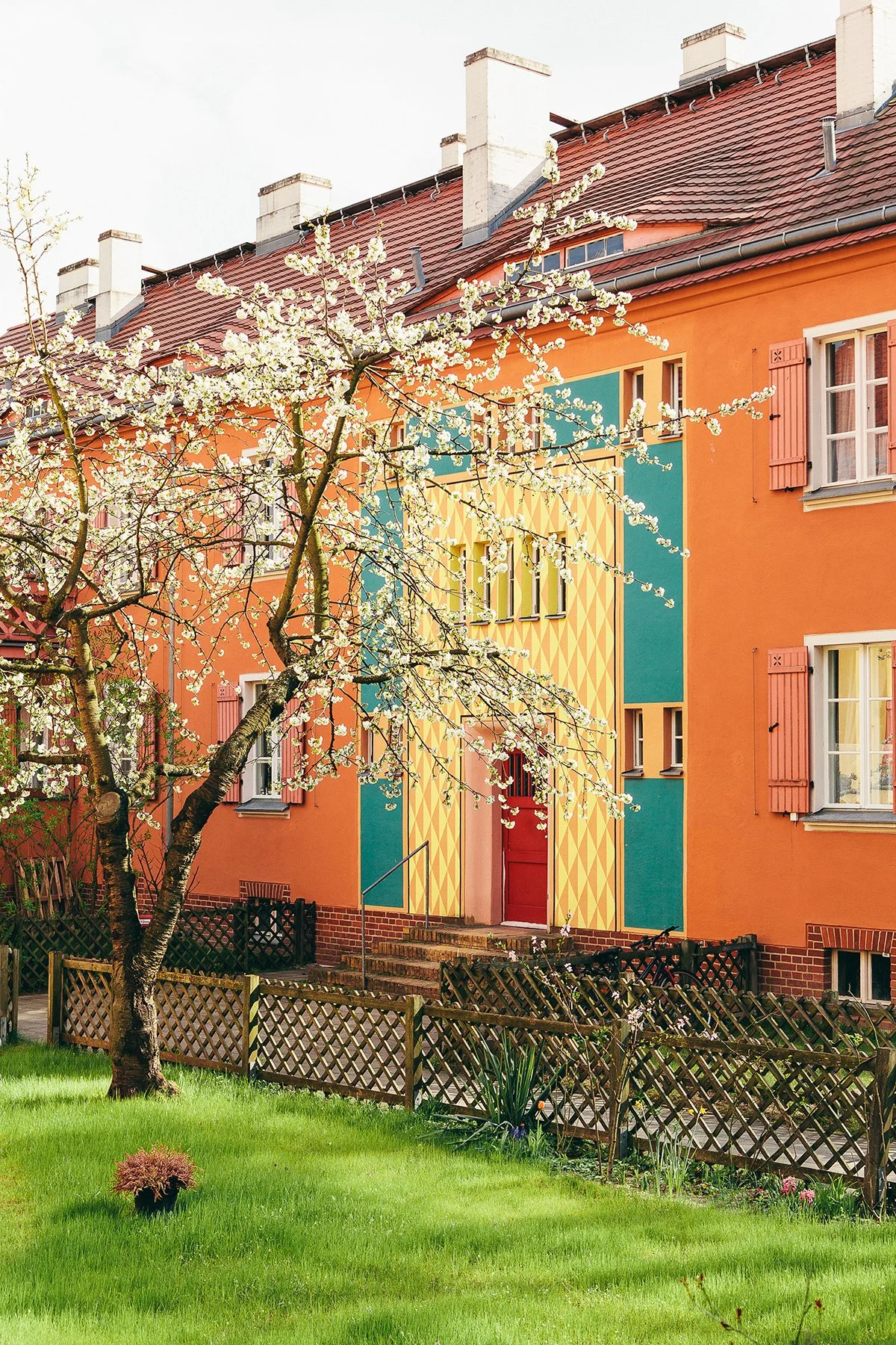 Fargerikt inngangsparti i Gartenstadt Falkenberg i Berlin på våren.