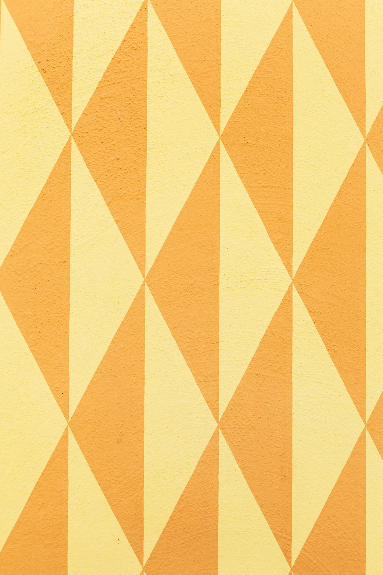 Gult trekantmønster på vegg.